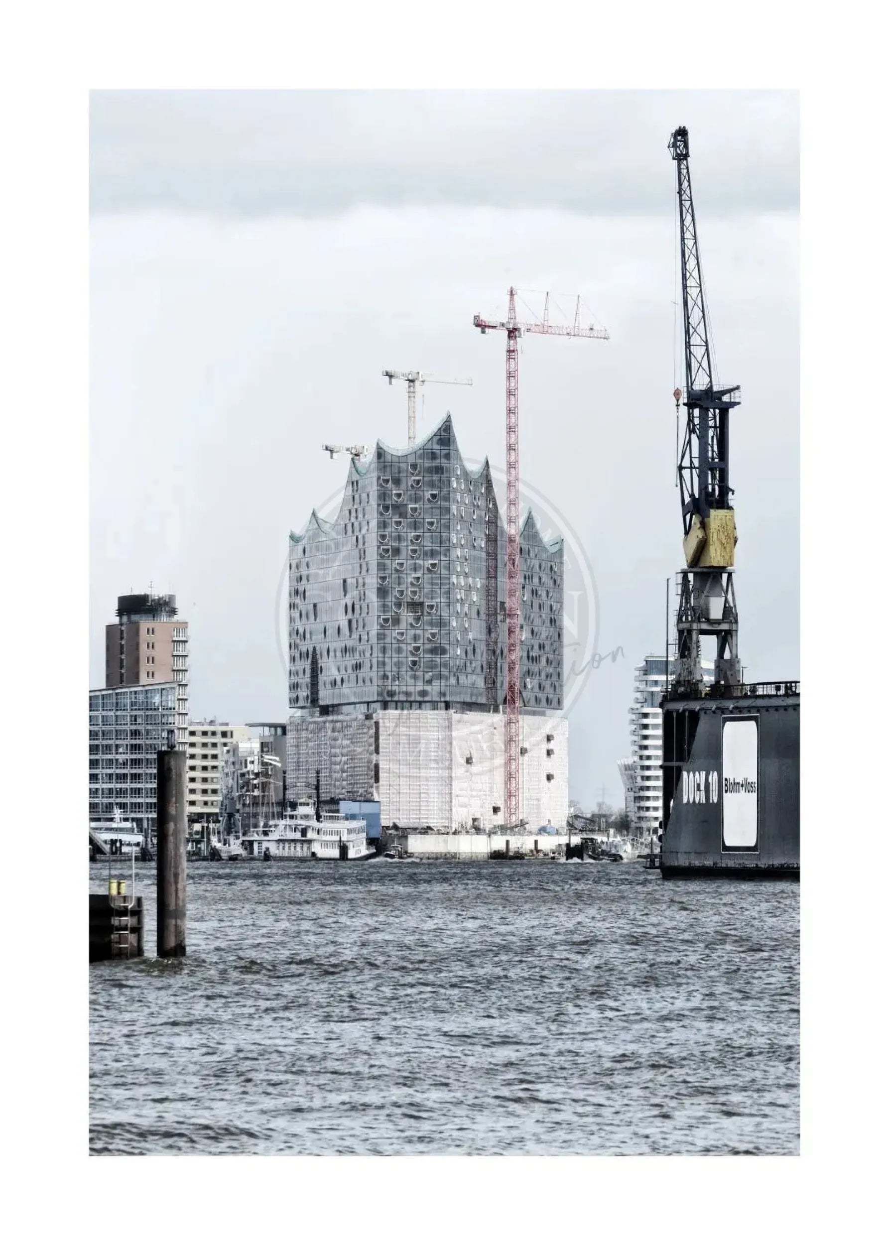 Schwarz-weiß Poster des Hamburger Hafens mit Elbphilharmonie, im A4-Format, von Cosman-Photocollection.