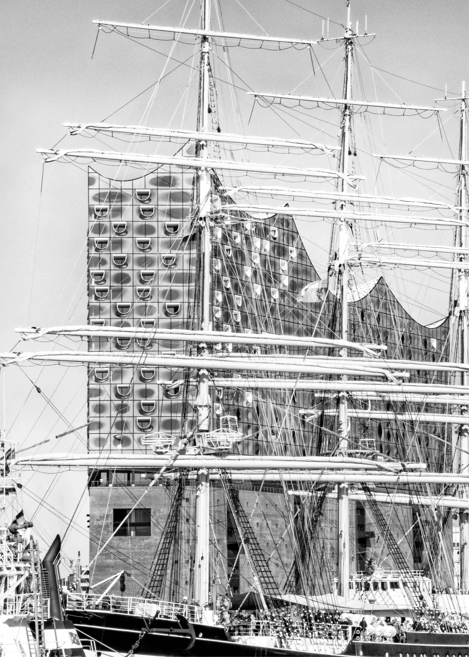 Schwarz-weiß Poster des Hamburger Hafens mit Elbphilharmonie, A4-Größe, von Cosman-Photocollection, mit weißem Rand