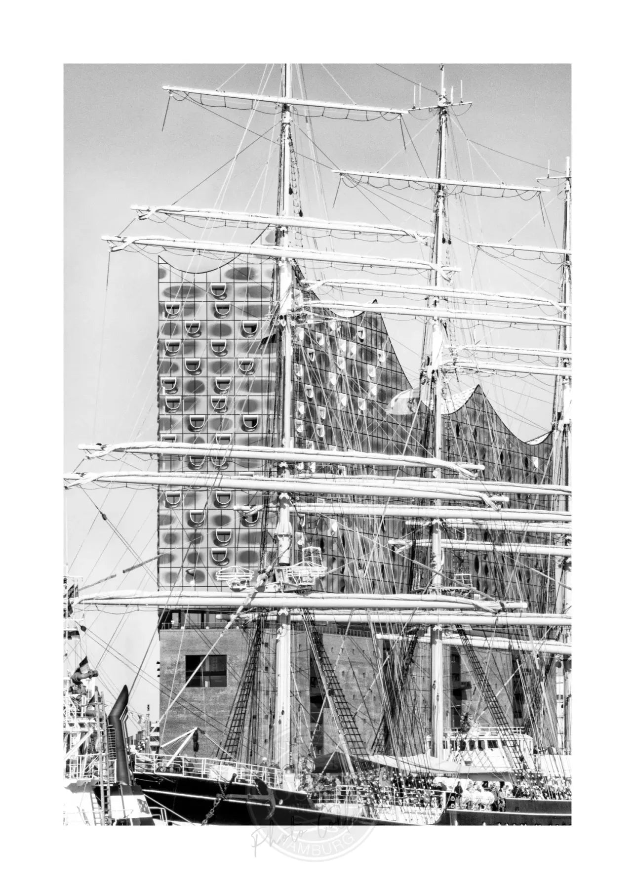 Schwarz-weiß Poster des Hamburger Hafens mit Elbphilharmonie, 21x29,7 cm, von Cosman-Photocollection.