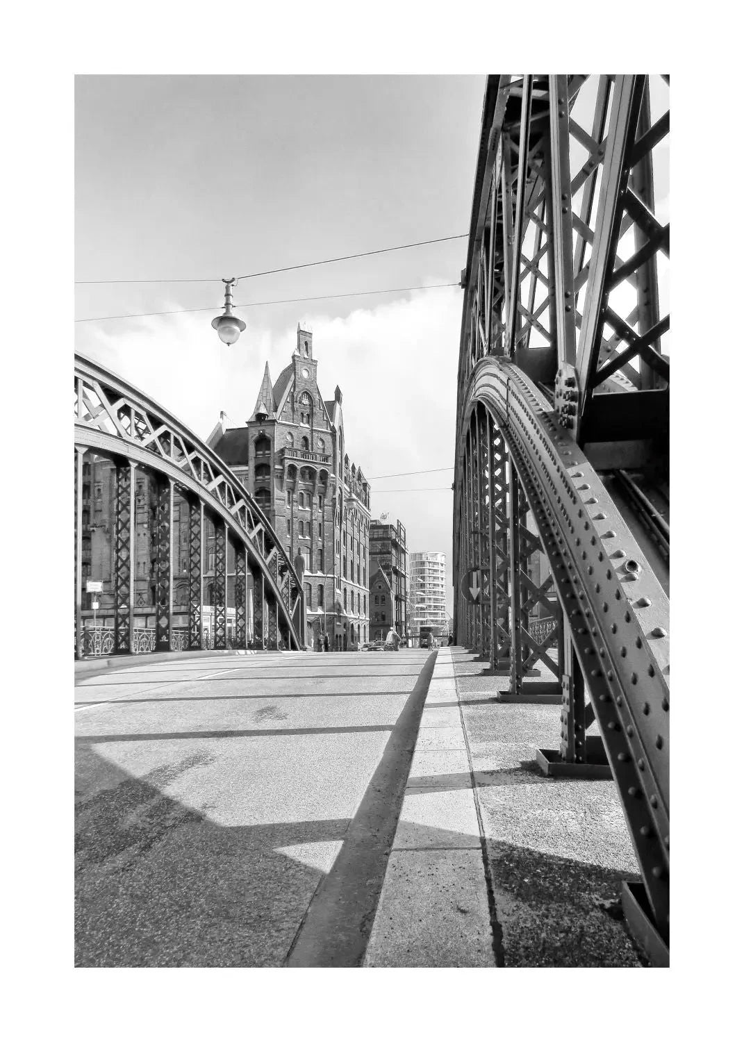 Schwarzweiß-Poster der Hamburger Speicherstadt von Cosman-Photocollection, 21x29,7 cm, mit weißem Rand