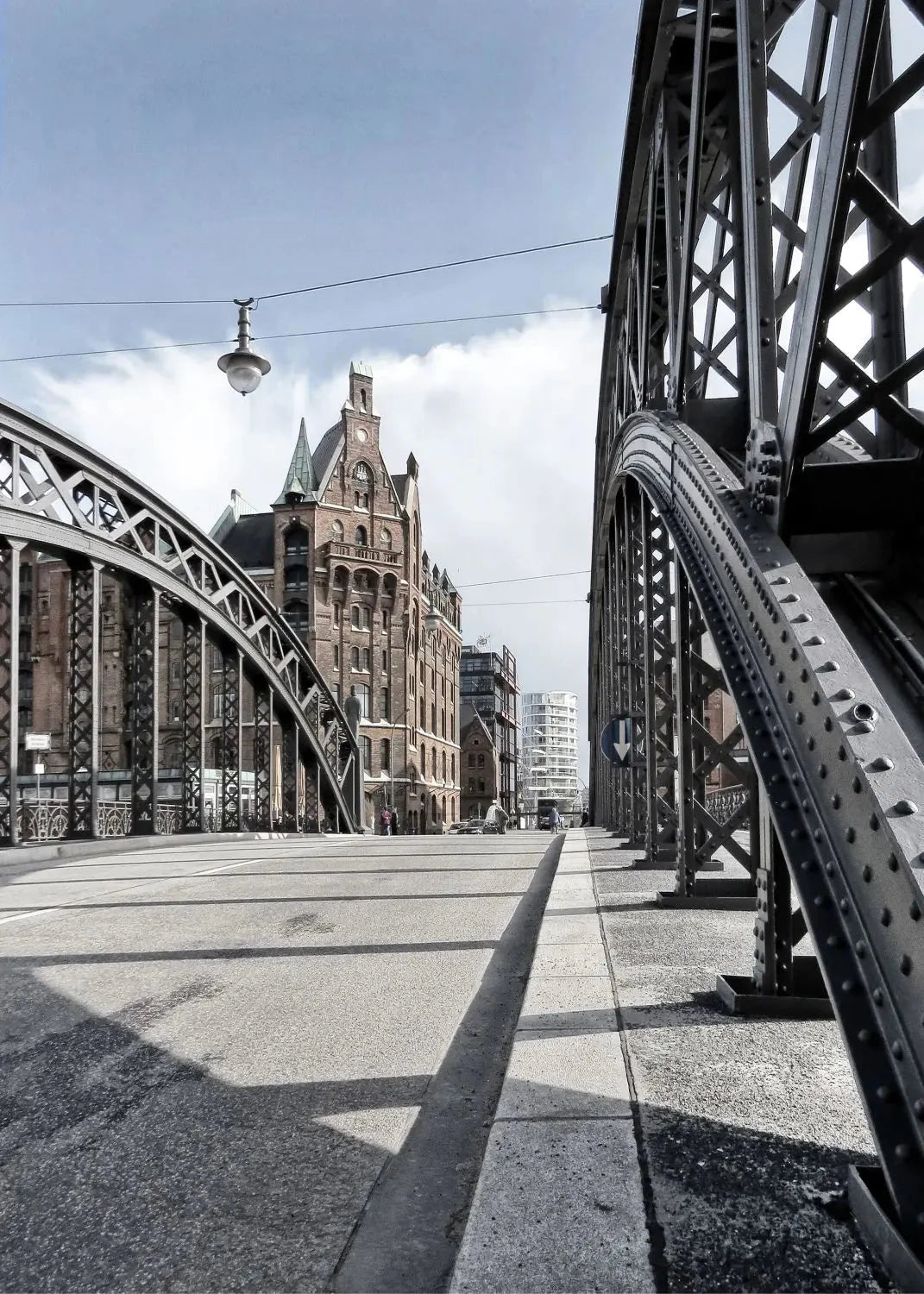 Schwarz-weiß Poster der Hamburger Speicherstadt von Cosman-Photocollection, A4-Größe, mit weißem Rand.