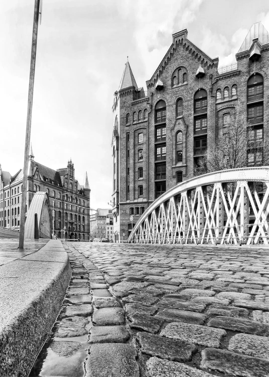 Schwarzweiß-Poster der Hamburger Speicherstadt von Cosman-Photocollection, A4 Format, mit weißem Rand.