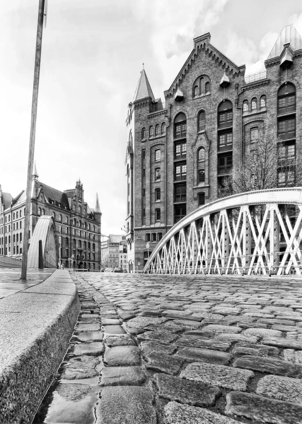 Schwarzweiß-Poster der Hamburger Speicherstadt von Cosman-Photocollection, A4 Format, mit weißem Rand.
