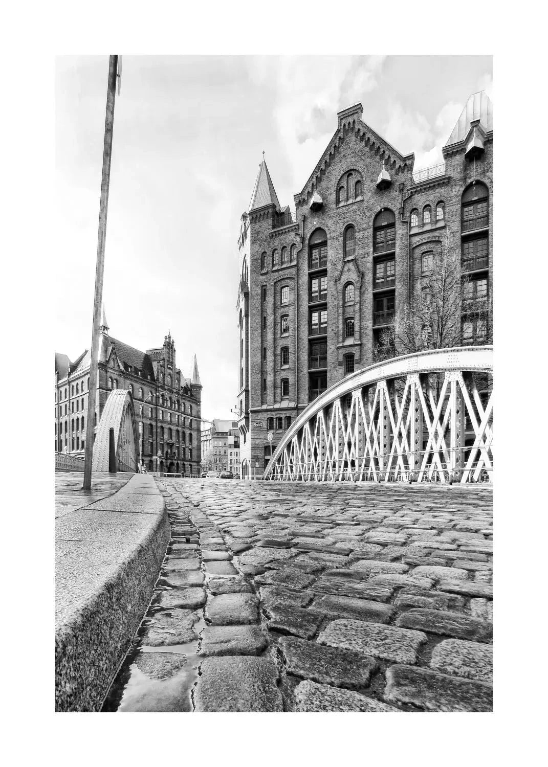 Schwarz-weiß Poster der Hamburger Speicherstadt von Cosman-Photocollection, A4-Größe, mit weißem Rand, Bildgröße 21x29,7 cm