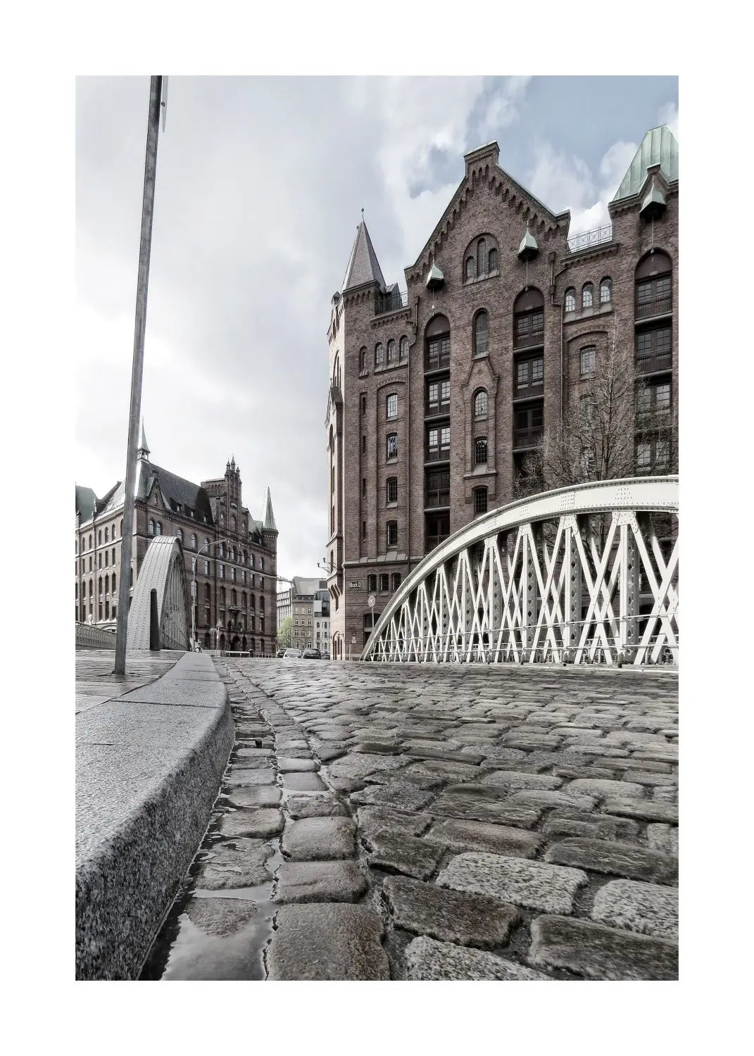 Schwarz-weiß Poster der Hamburger Speicherstadt von Cosman-Photocollection, A4-Größe, mit weißem Rand, detailreiche Stadtansicht