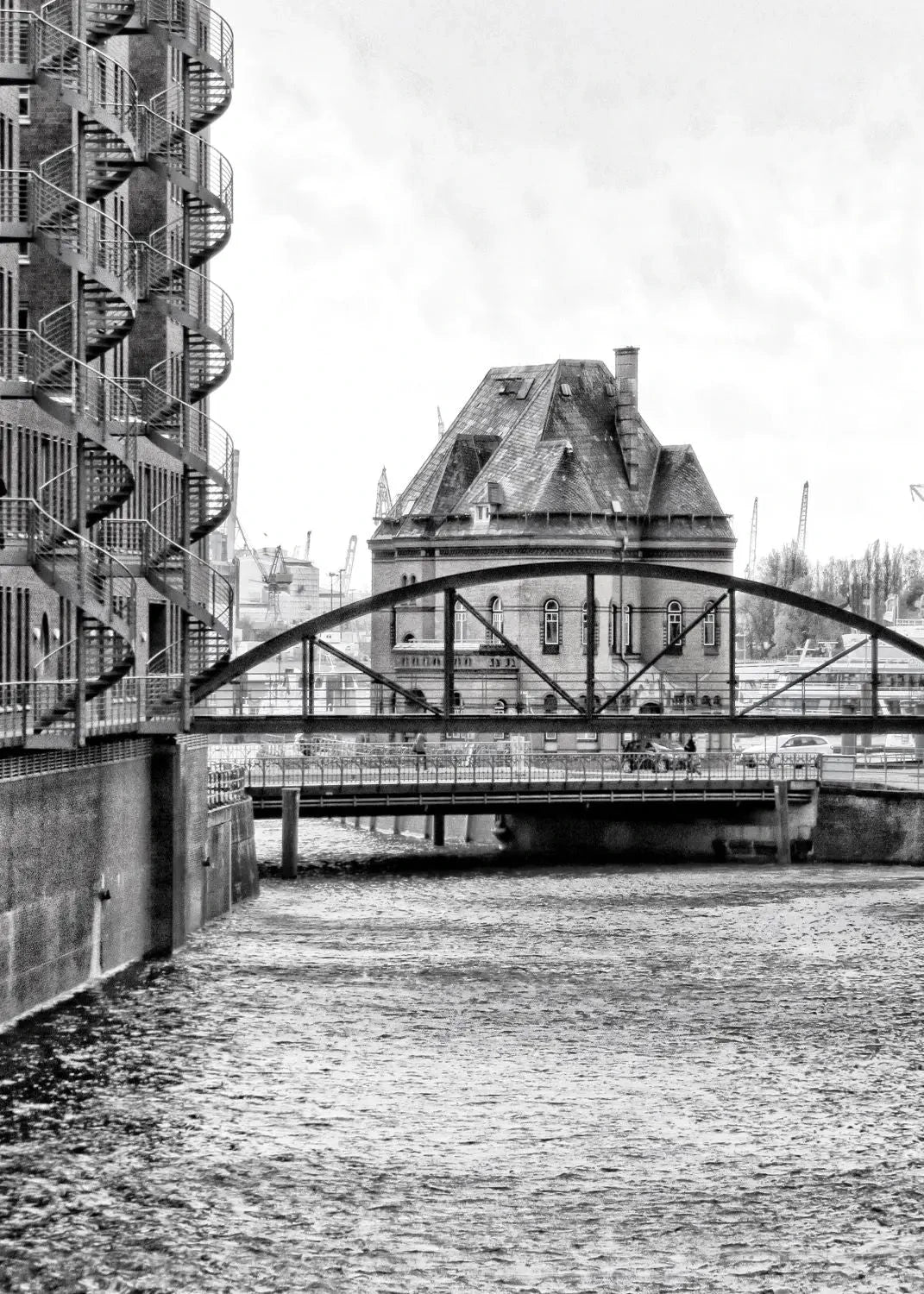 Schwarzweiß-Poster der Hamburger Speicherstadt von Cosman-Photocollection, A4-Größe, mit weißem Rand.