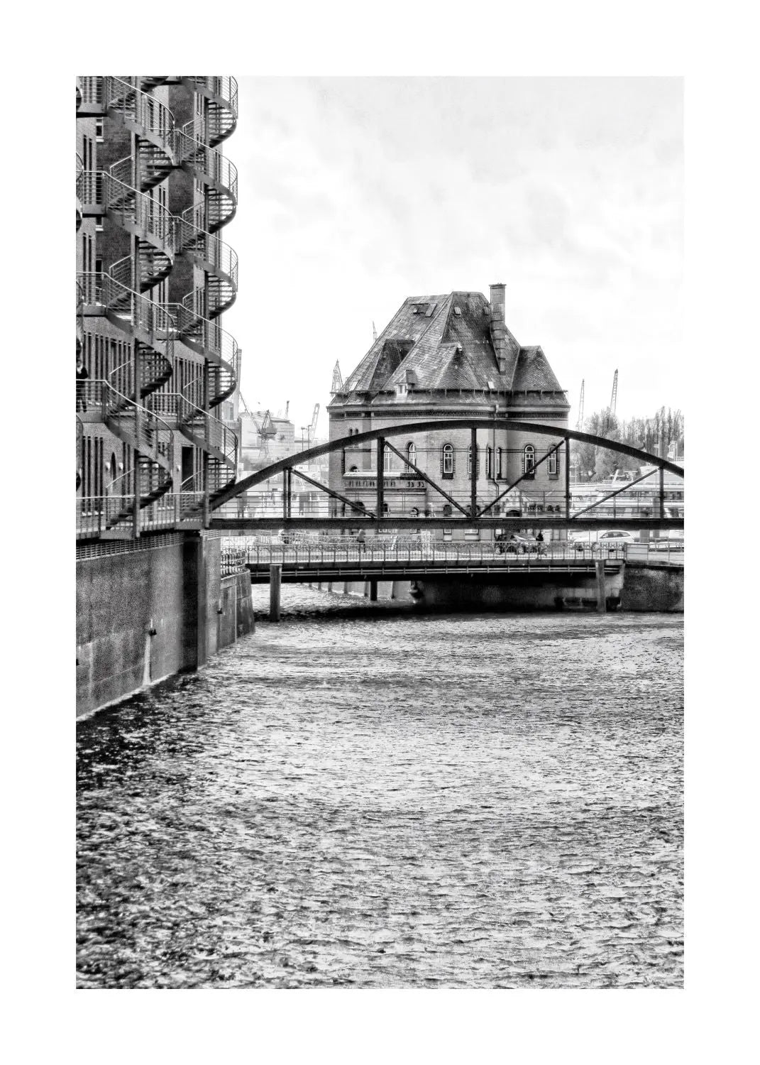 Schwarz-Weiß-Poster der Hamburger Speicherstadt von Cosman-Photocollection, 21x29,7 cm, mit weißem Rand.