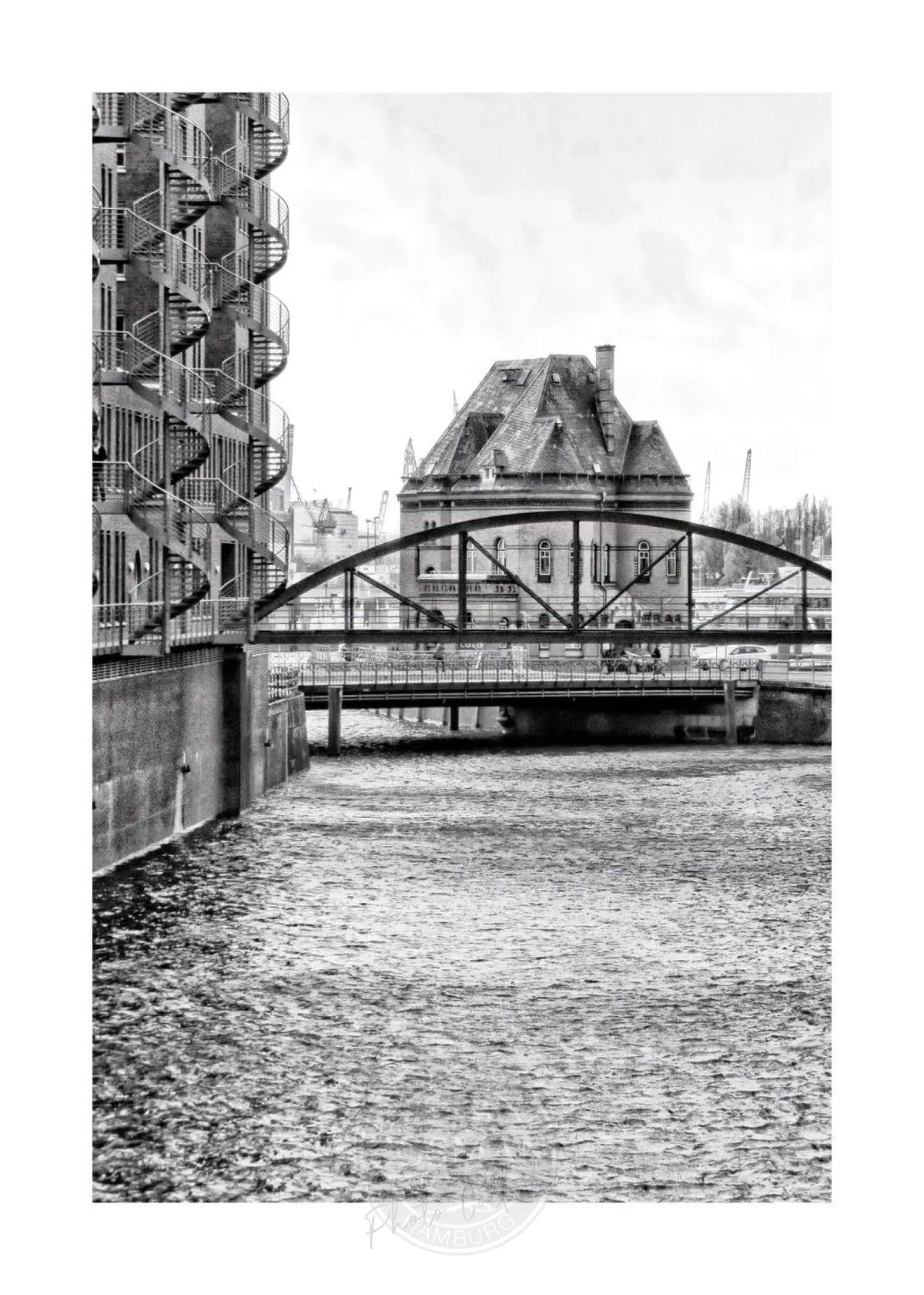 Schwarz-Weiß-Poster der Hamburger Speicherstadt, 21x29,7 cm, von Cosman-Photocollection, mit weißem Rand.