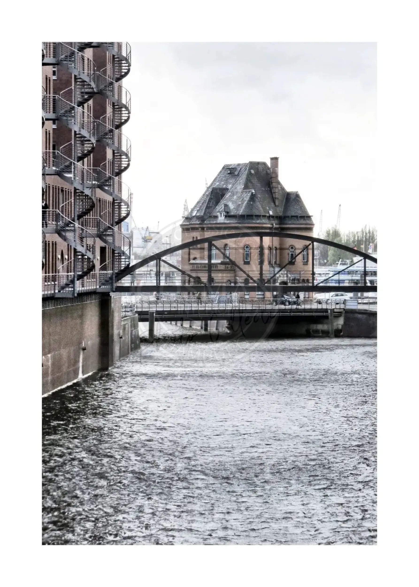 Schwarz-Weiß-Poster der Hamburger Speicherstadt von Cosman-Photocollection, 21x29,7 cm, mit weißem Rand.