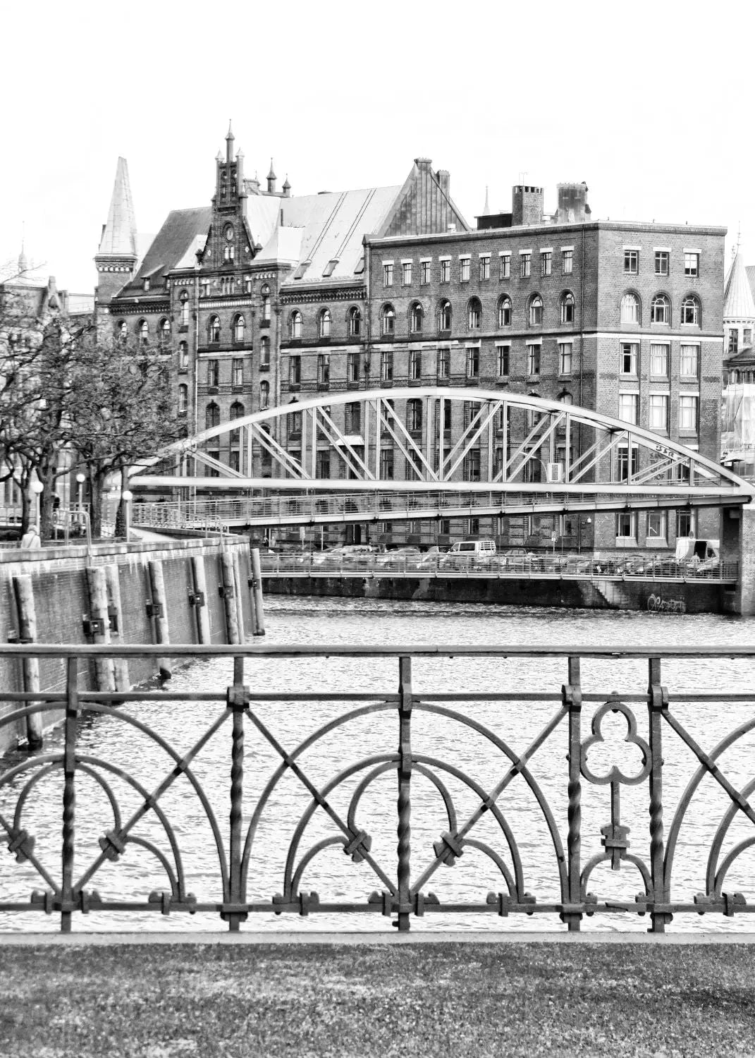Schwarz-Weiß-Poster der Hamburger Speicherstadt von Cosman-Photocollection, A4-Größe, mit weißem Rand.