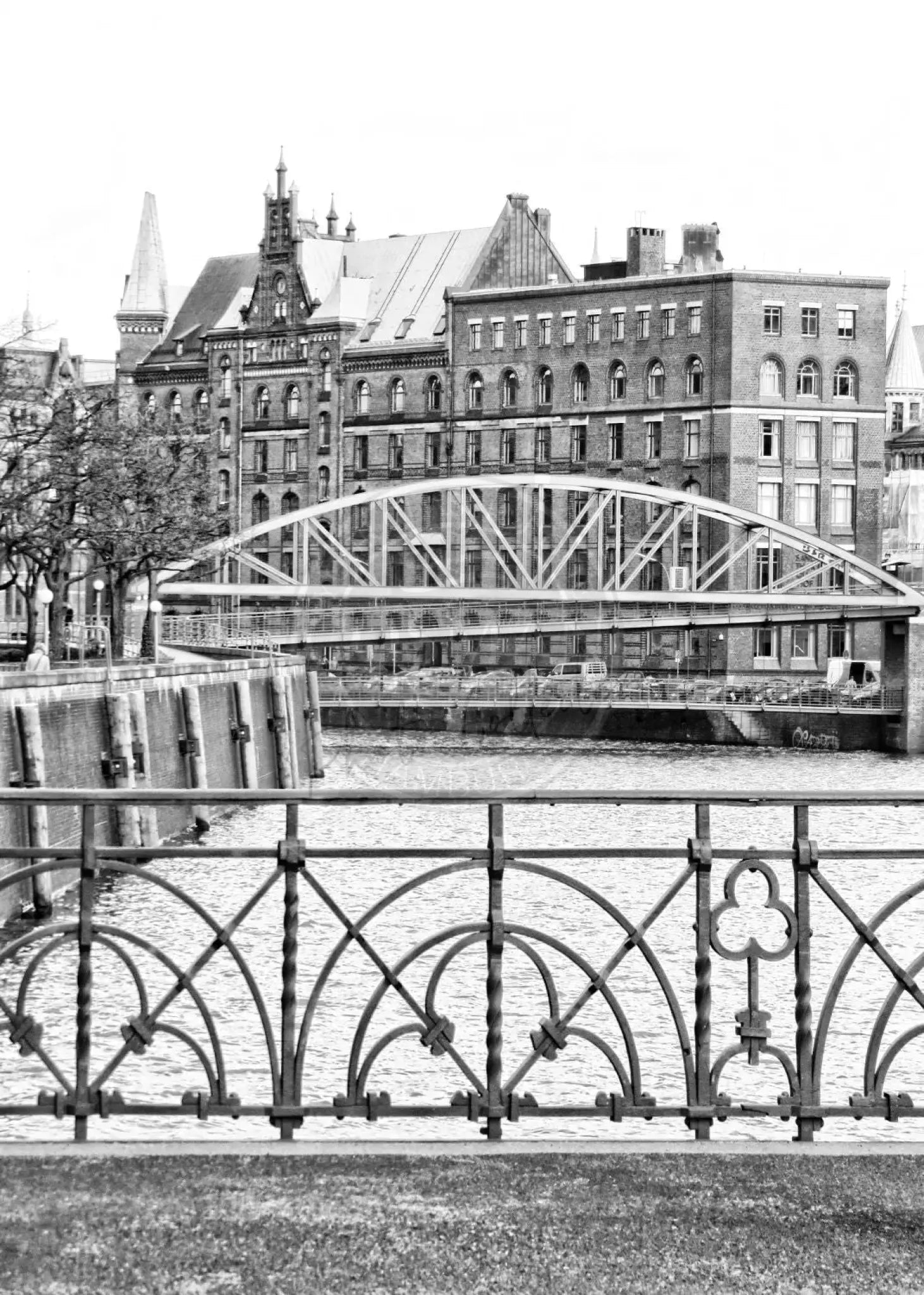 Schwarz-Weiß-Poster der Hamburger Speicherstadt von Cosman-Photocollection, A4-Größe, mit weißem Rand.