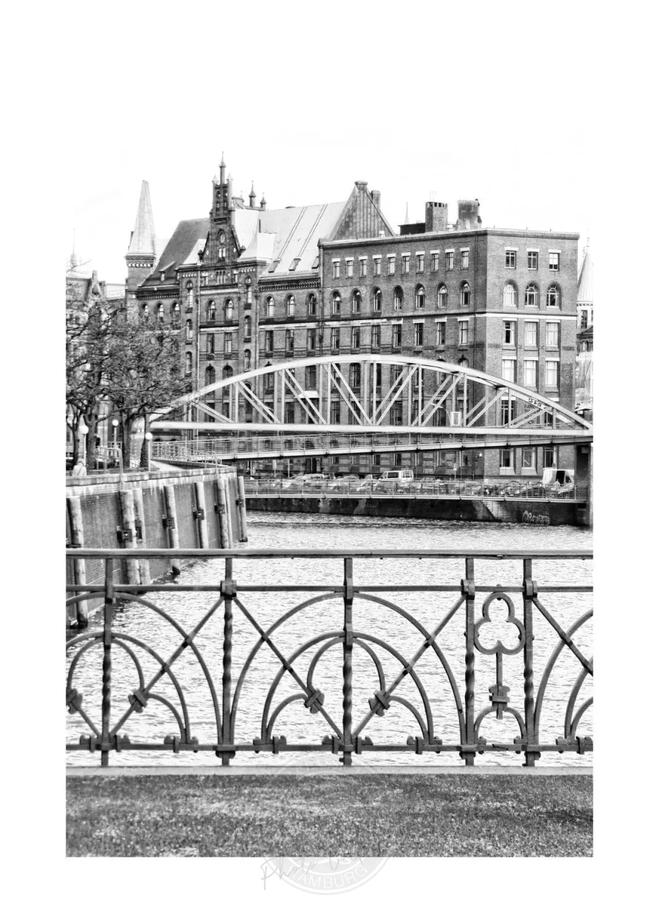 Schwarz-Weiß-Poster der Hamburger Speicherstadt von Cosman-Photocollection, A4-Größe, mit weißem Rand, detailreiche Stadtaufnahme.
