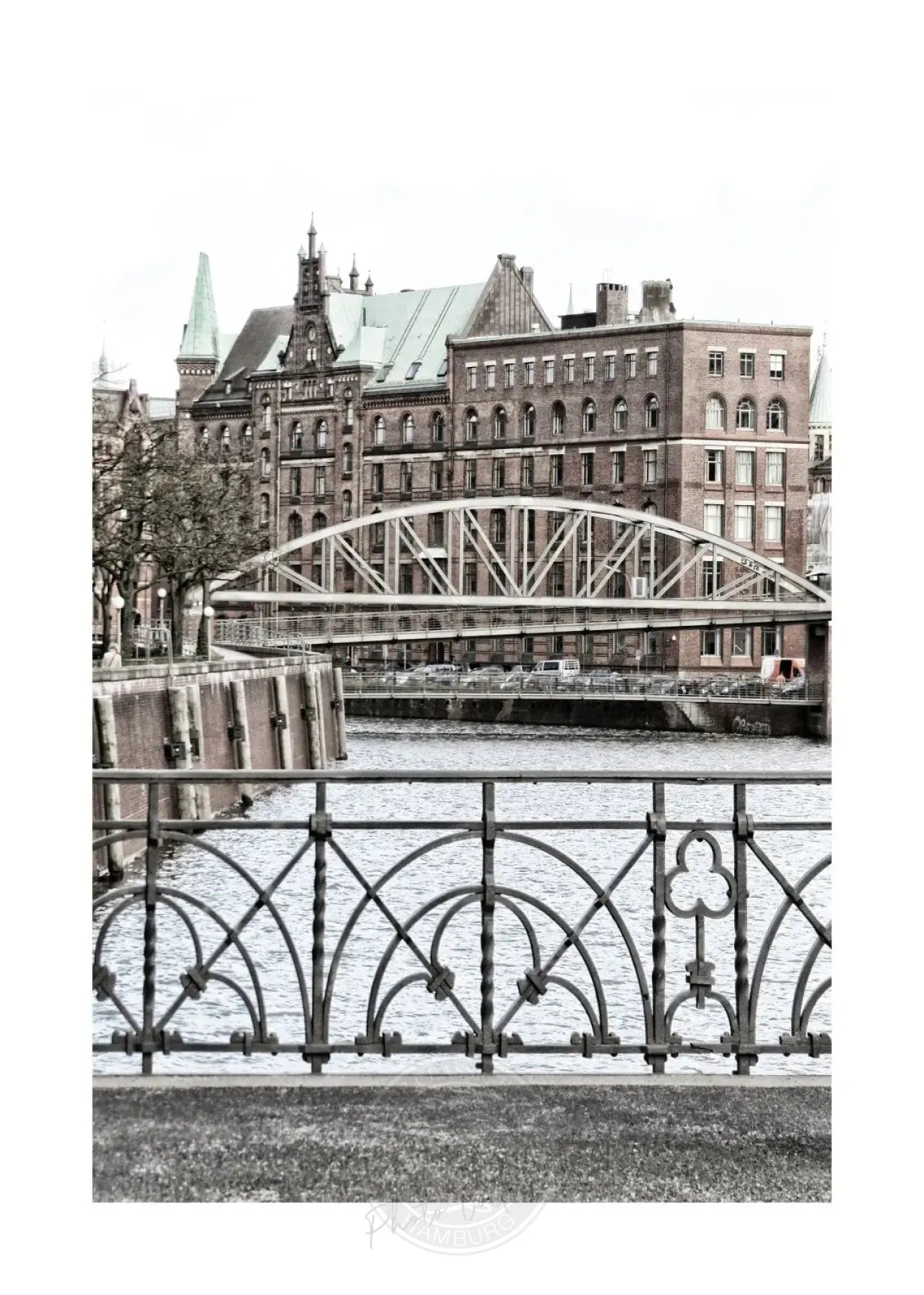 Schwarzweiß-Poster der Hamburger Speicherstadt von Cosman-Photocollection, A4-Größe, mit weißem Rand, detailreiche Stadtansicht