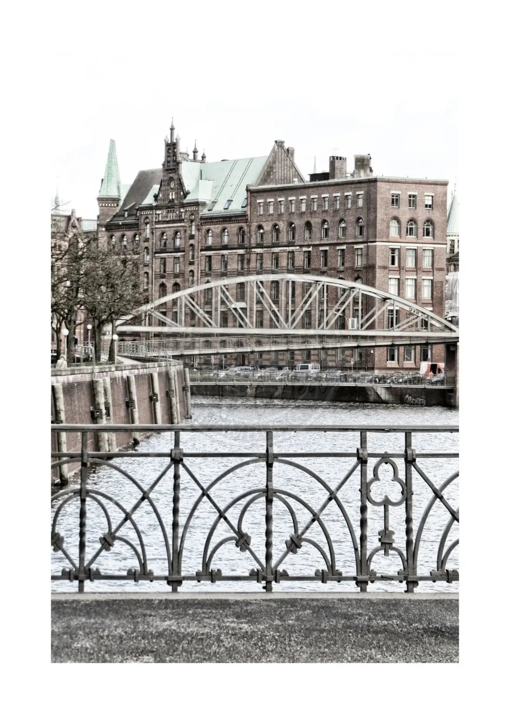 Schwarzweiß-Poster der Hamburger Speicherstadt von Cosman-Photocollection, A4-Größe, mit weißem Rand, detailreiche Stadtansicht
