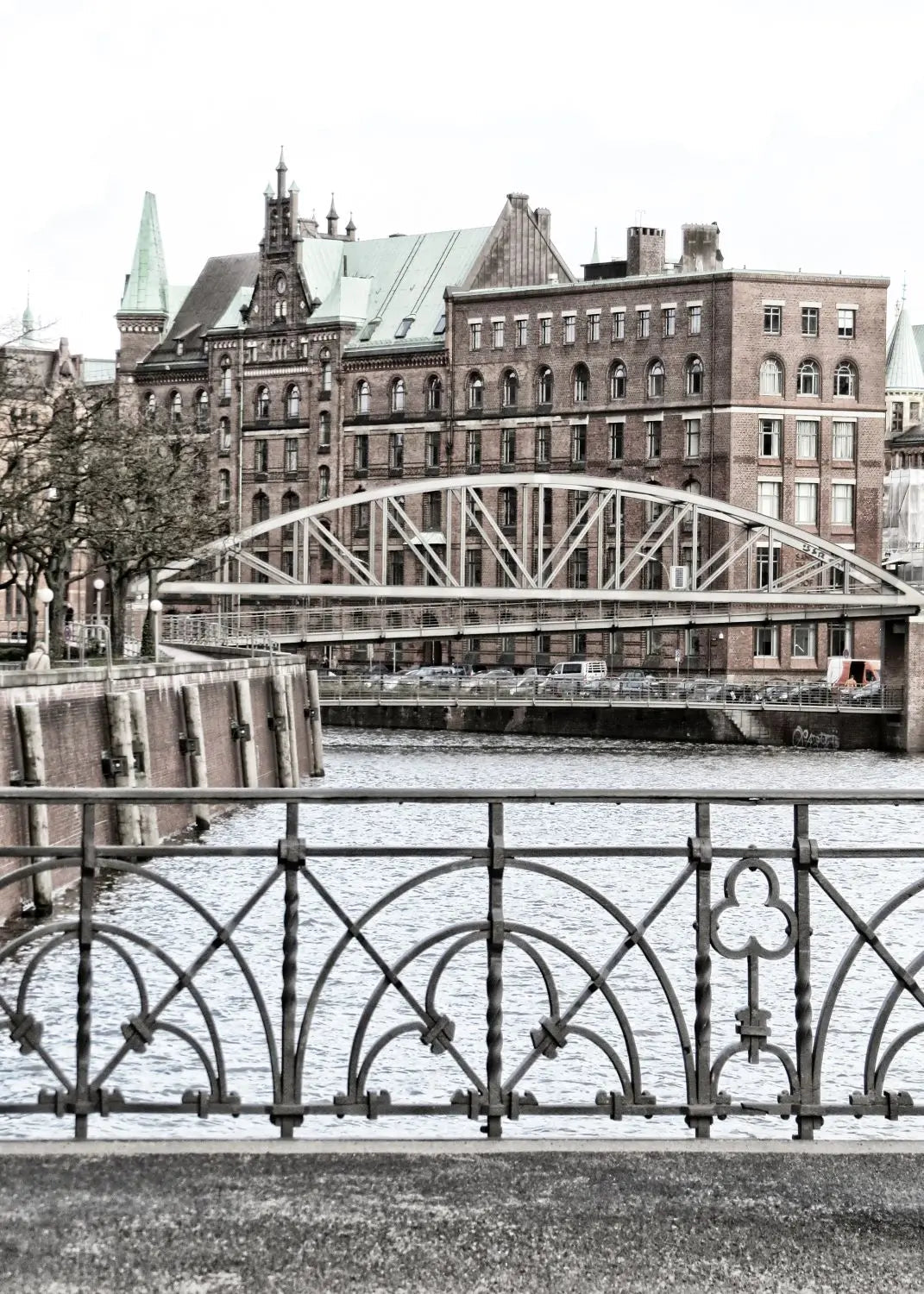 Schwarz-Weiß-Poster der Hamburger Speicherstadt, 21x29,7 cm, von Cosman-Photocollection, mit weißem Rand.