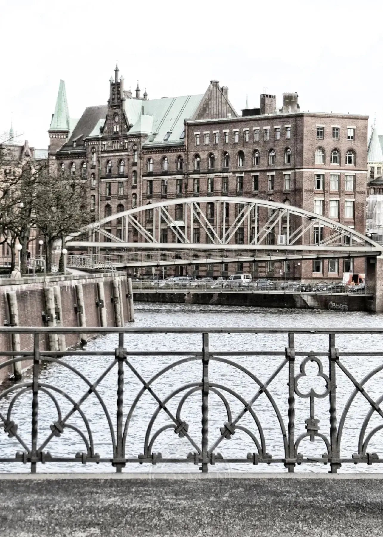 Schwarzweiß-Poster der Hamburger Speicherstadt von Cosman-Photocollection, A4-Format, mit weißem Rand