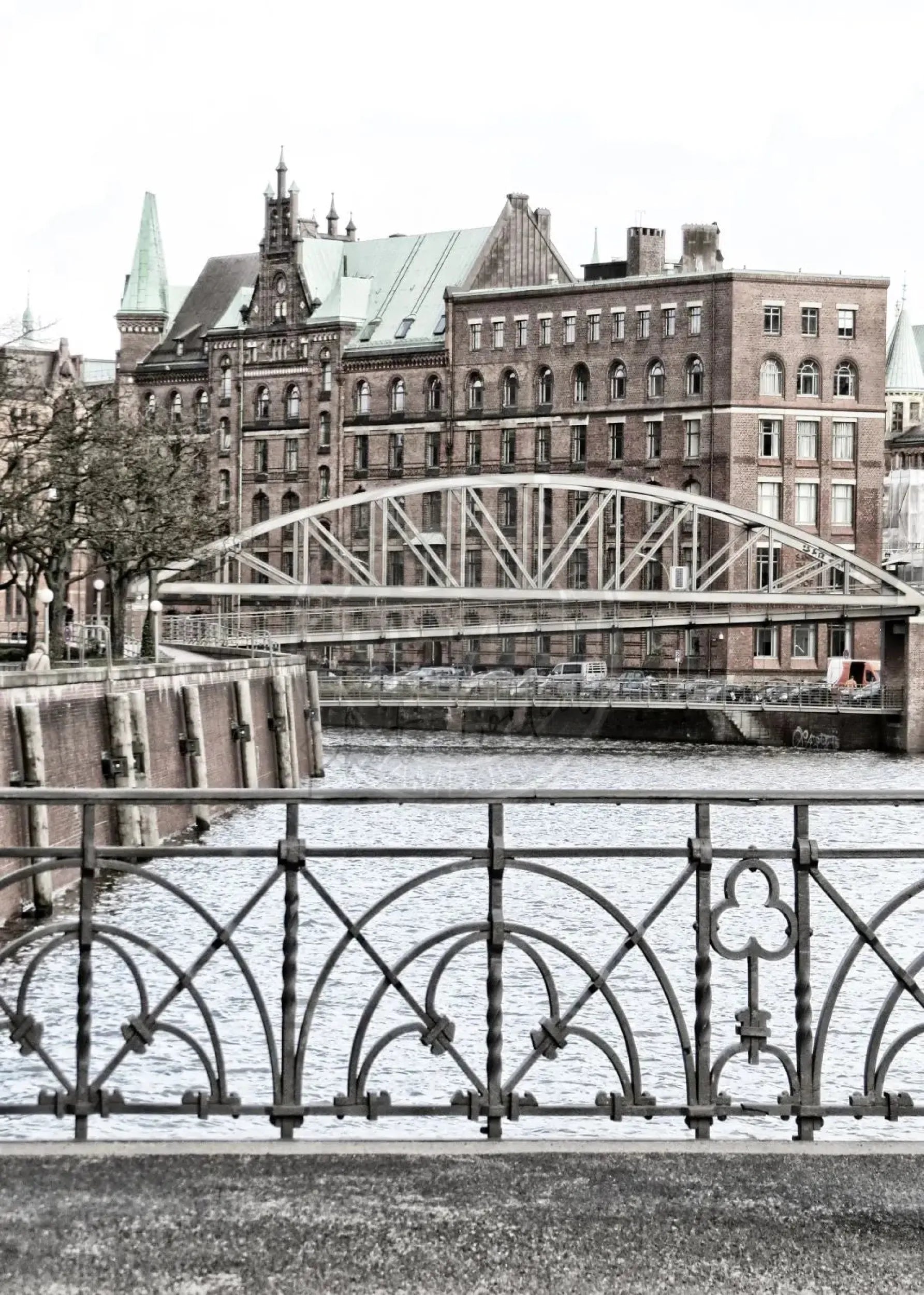 Schwarzweiß-Poster der Hamburger Speicherstadt von Cosman-Photocollection, A4-Format, mit weißem Rand