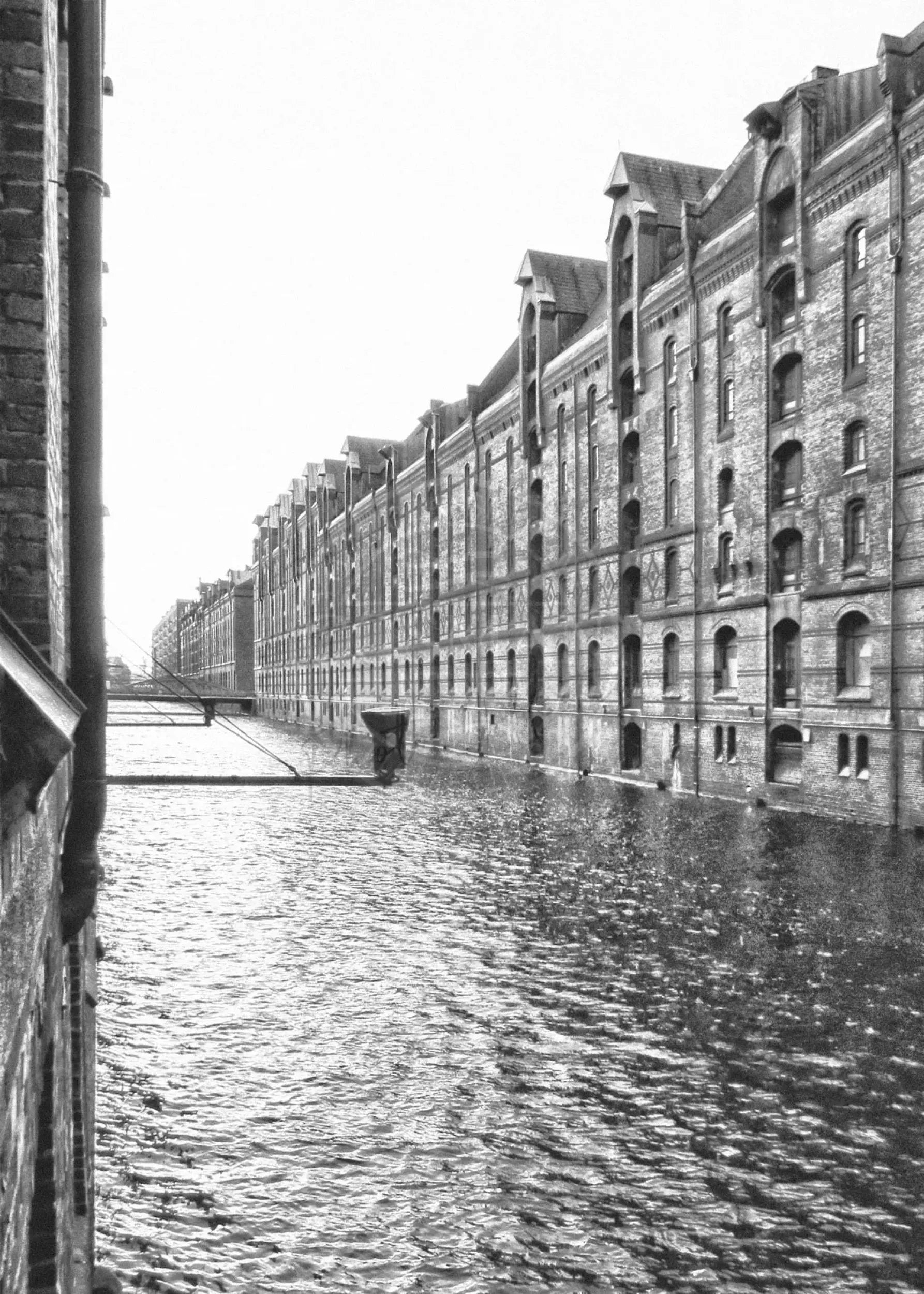 Schwarz-Weiß-Poster der Hamburger Speicherstadt von Cosman-Photocollection, A4-Format, mit weißem Rand.