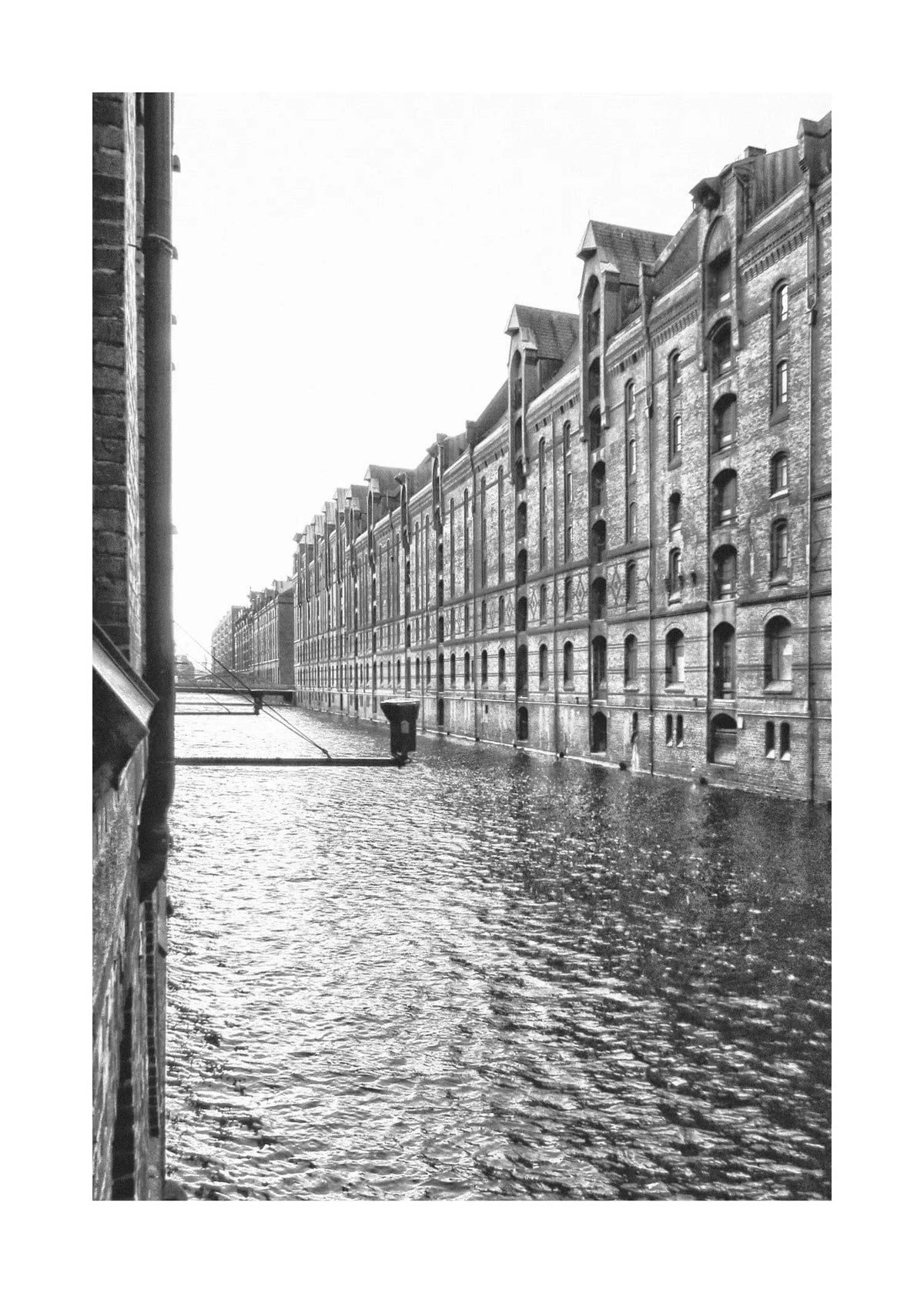 Schwarz-weiß Poster der Hamburger Speicherstadt, 21x29,7 cm, von Cosman-Photocollection, mit weißem Rand, Stadtansicht.