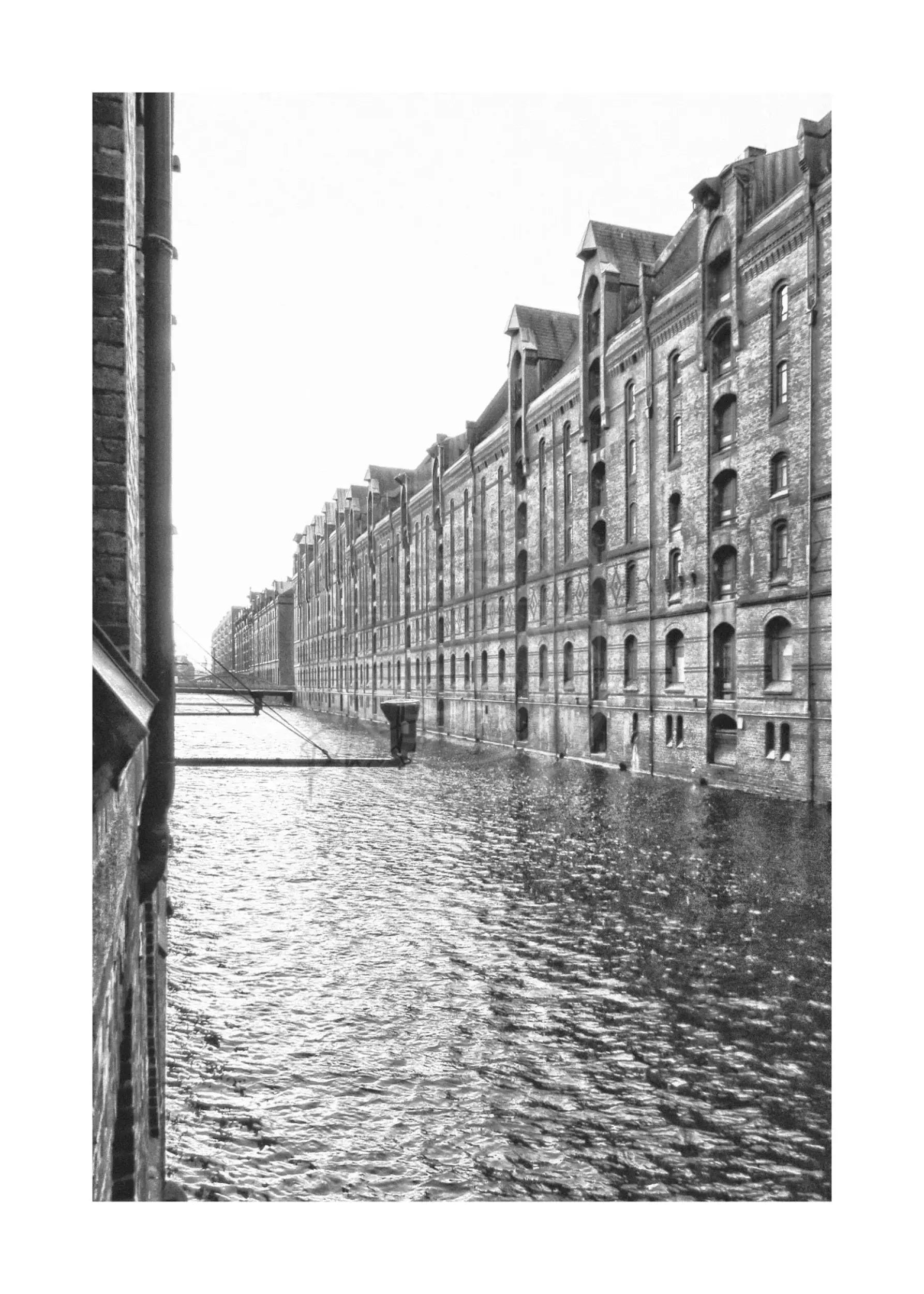 Schwarz-weiß Poster der Hamburger Speicherstadt, 21x29,7 cm, von Cosman-Photocollection, mit weißem Rand, Stadtansicht.
