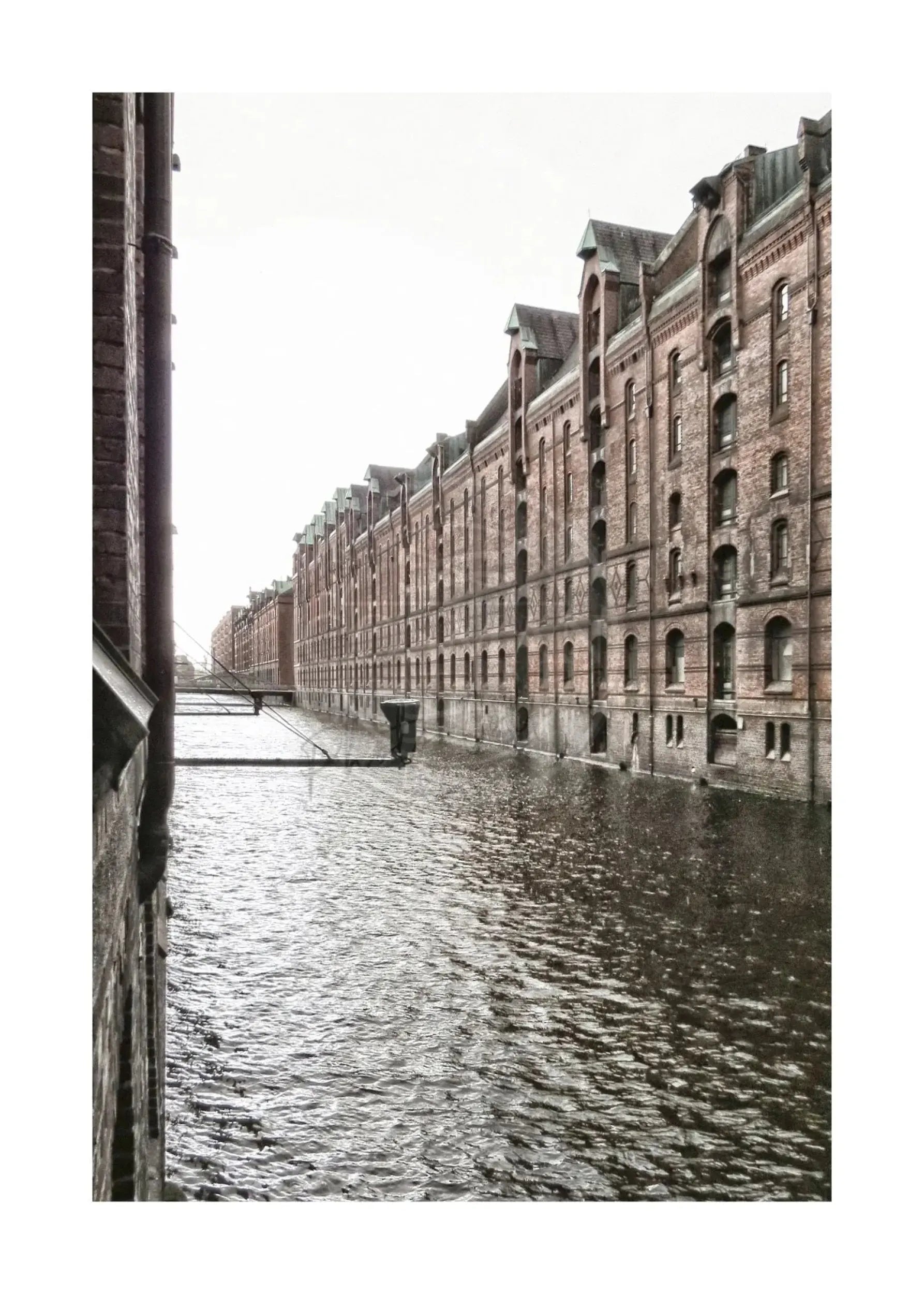 Schwarz-weiß Poster der Hamburger Speicherstadt von Cosman-Photocollection, A4-Größe, mit weißem Rand, detailreiche Stadtansicht