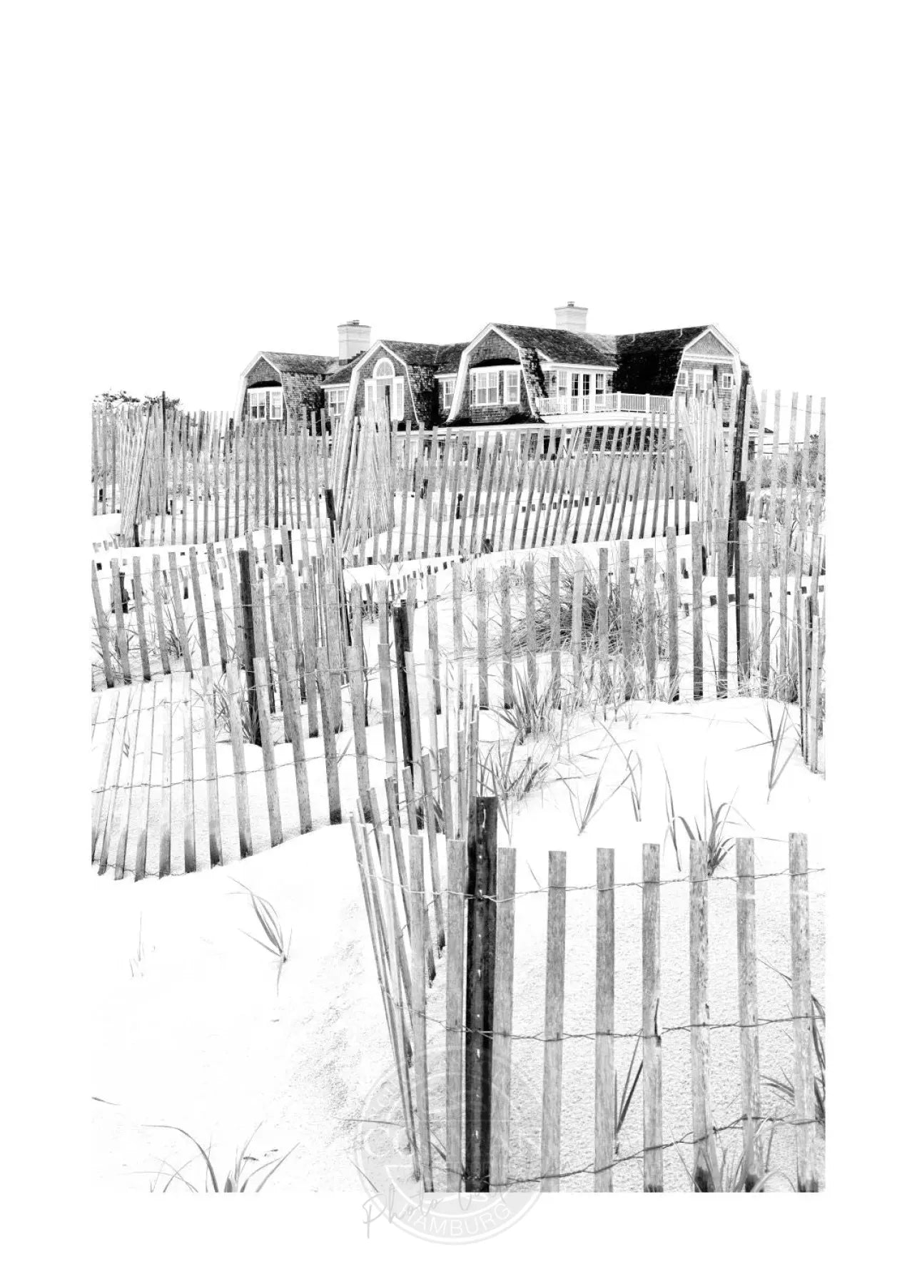 Schwarz-weiß Poster „Beach House“ von Cosman-Photocollection, Long Island Hamptons, A4-Druck mit weißem Rand