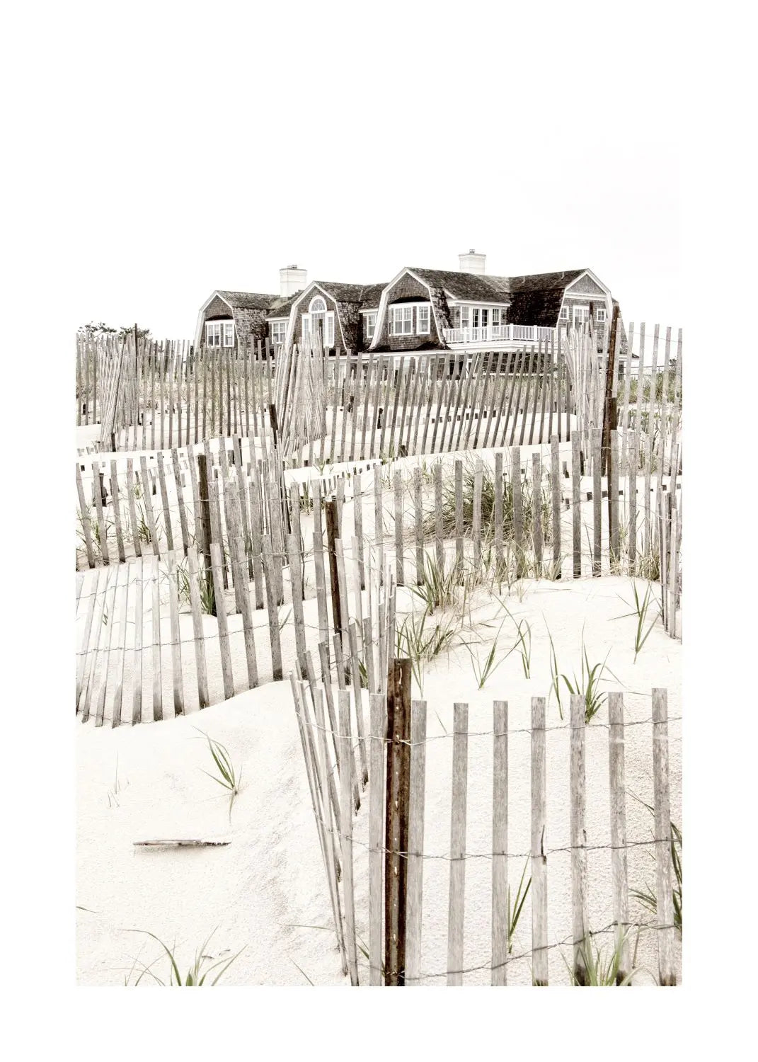 Schwarz-weiß Poster Hamptons Long Island ’Beach House’ von Cosman-Photocollection, A4-Größe, mit weißem Rand.