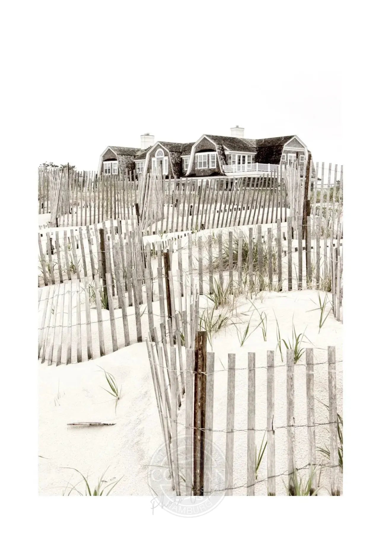 Schwarz-weiß Poster des Hamptons Long Island Beach House von Cosman-Photocollection, A4-Druck, mit weißem Rand.