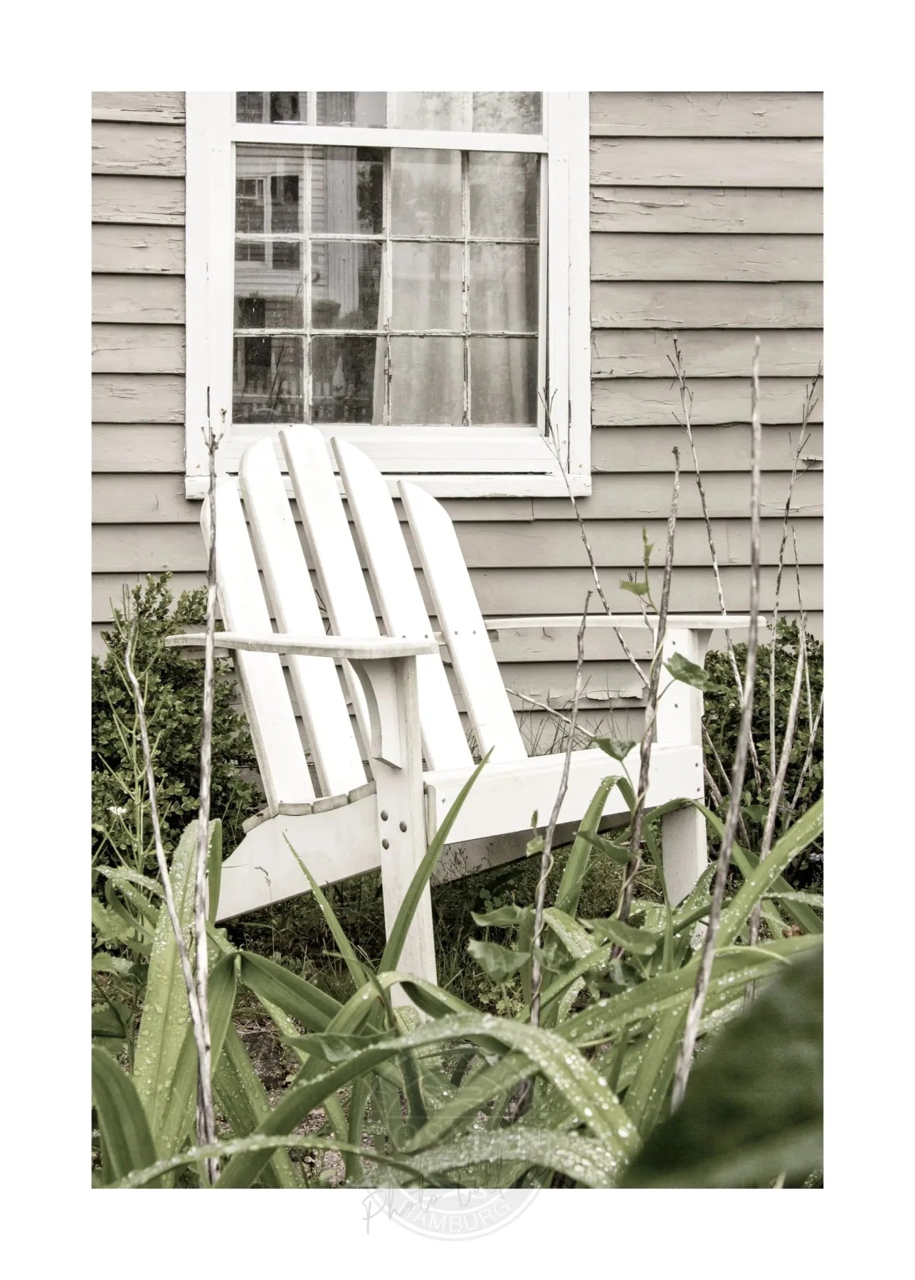 Schwarz-weiß Poster von Cosman-Photocollection, Hamptons Long Island Deckchair im A4-Format, mit weißem Rand.