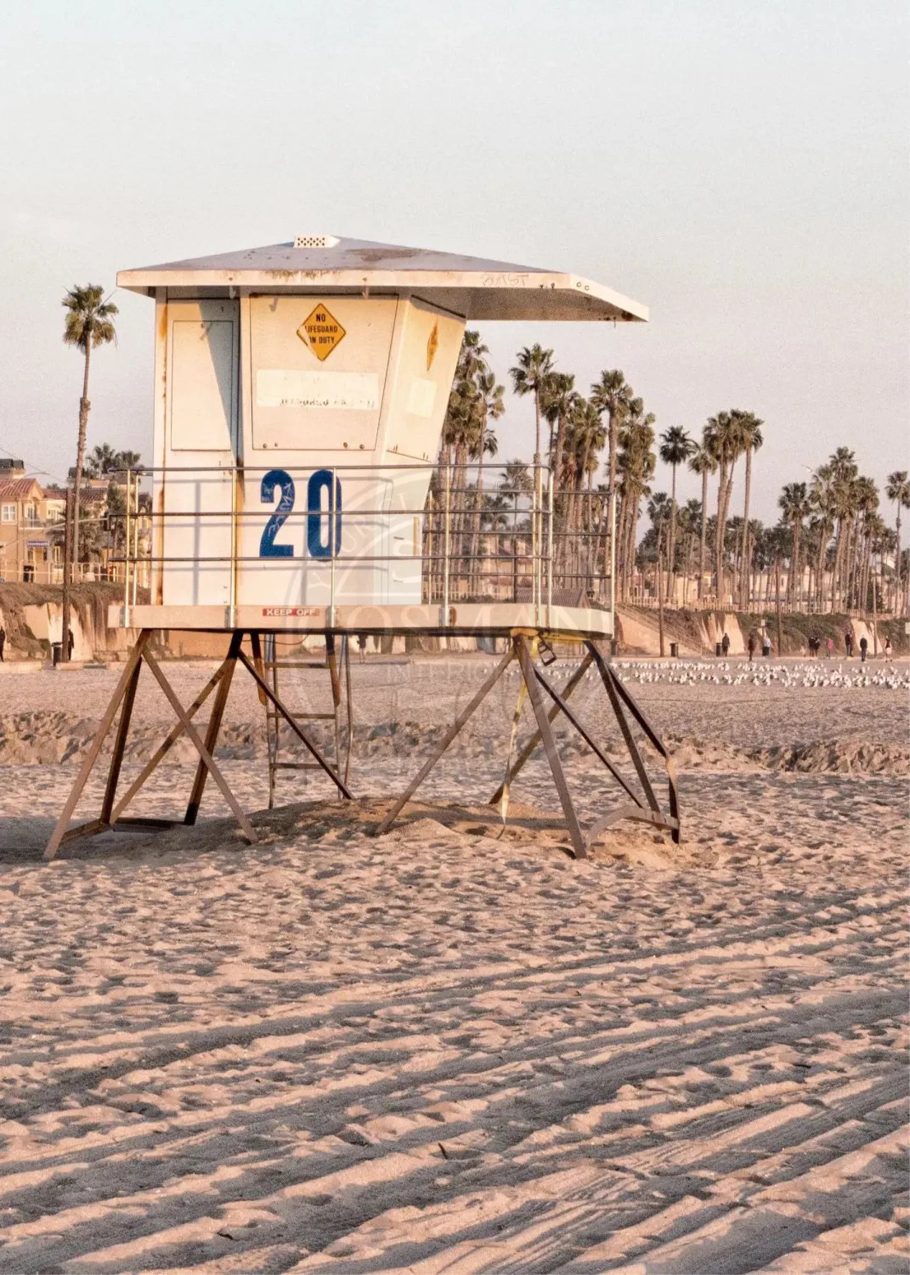 Schwarz-weiß Poster von einem Lifeguard am Huntington Beach in Kalifornien, 21x29,7 cm, von Cosman-Photocollection
