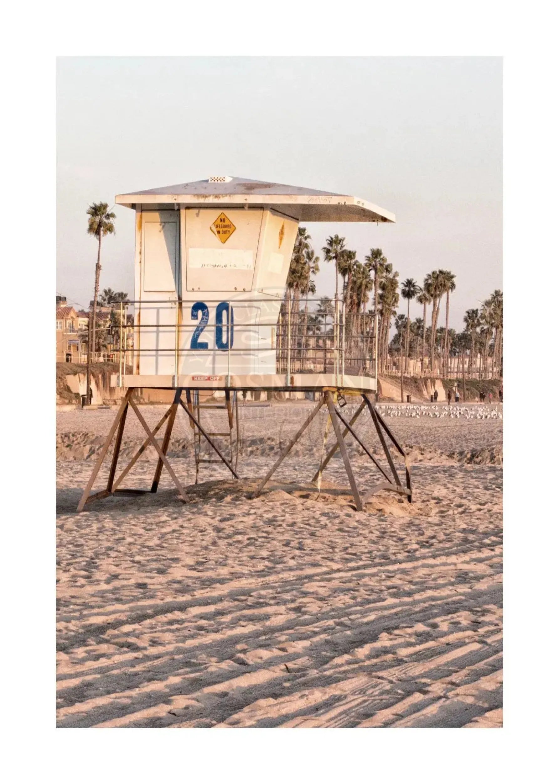 Schwarz-weiß Poster von Cosman-Photocollection, Huntington Beach Lifeguard in Kalifornien, 21x29,7cm, mit weißem Rand