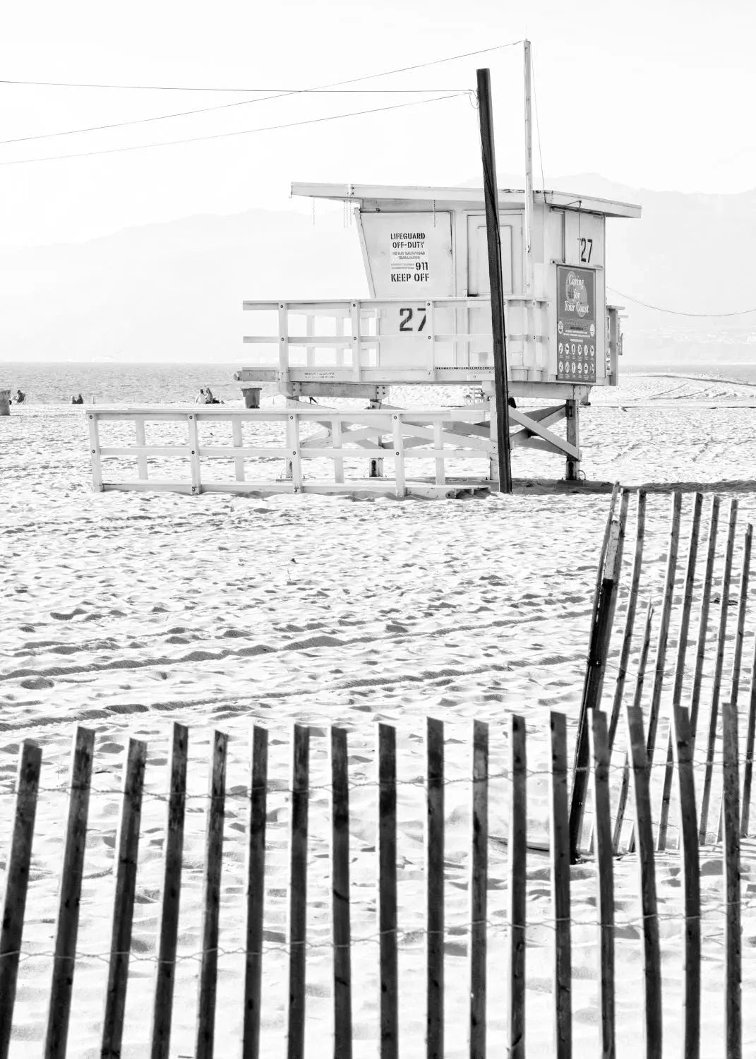 Schwarz-weiß Poster von Kalifornien mit Lifeguard-Motiv, 21x29,7 cm, von Cosman-Photocollection, mit weißem Rand.