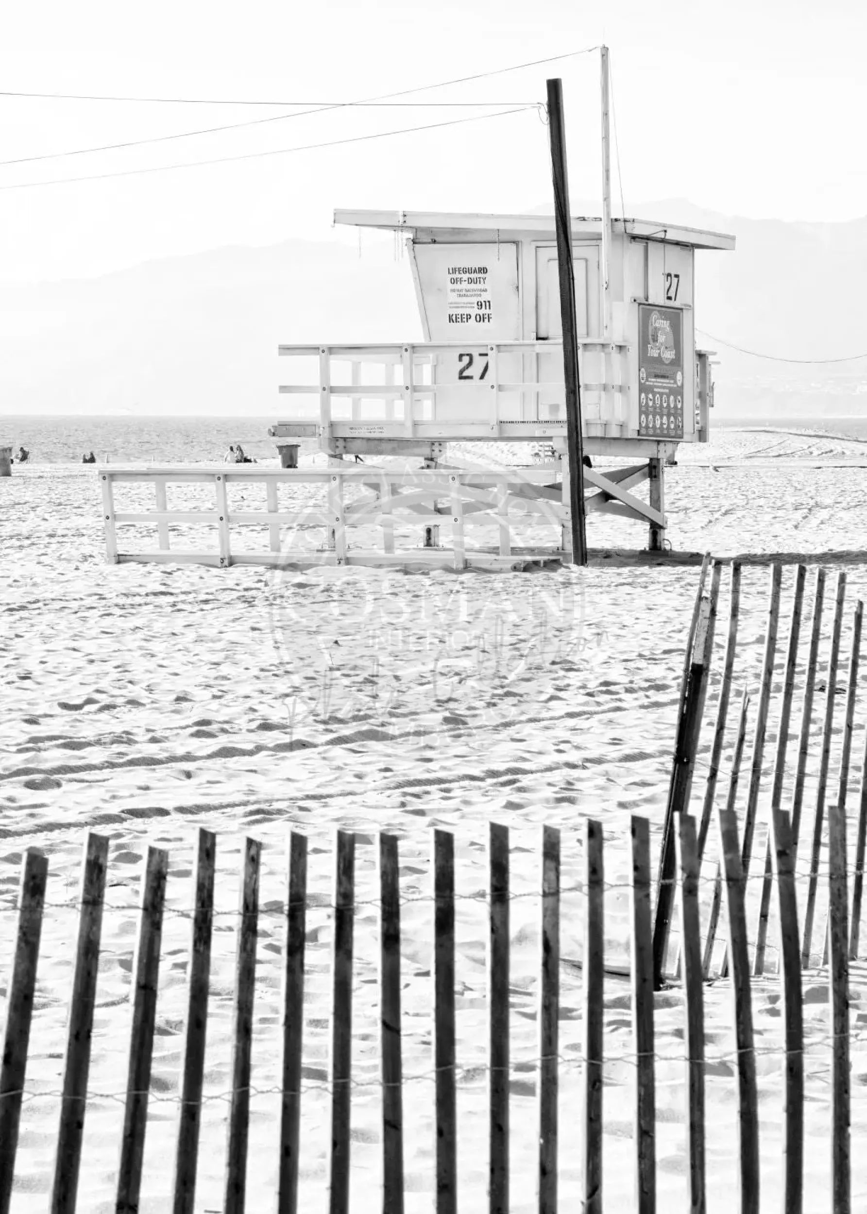 Schwarz-weiß Poster von Kalifornien mit Lifeguard-Motiv, 21x29,7 cm, von Cosman-Photocollection, mit weißem Rand.