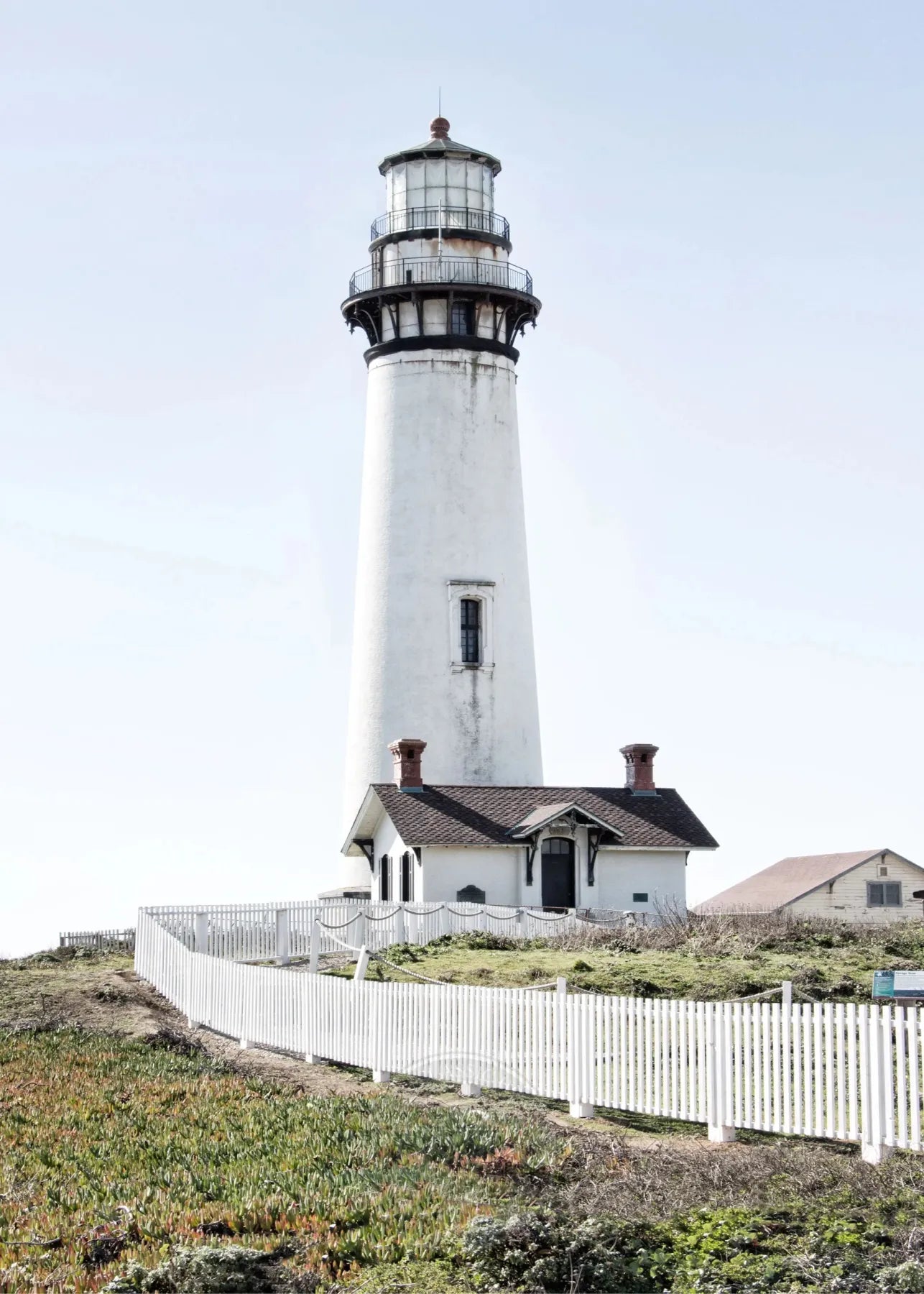 Schwarz-Weiß-Poster von Kalifornien, Lighthouse Pigeon Point, im A4-Format, mit weißem Rand, von Cosman-Photocollection.