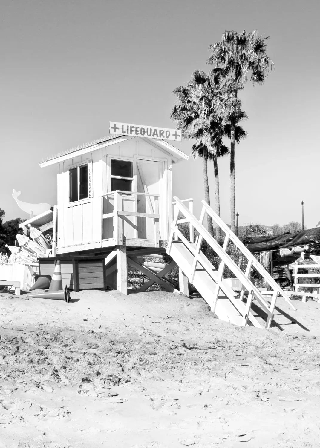Schwarz-weiß Poster von Malibu Beach Lifeguard in Kalifornien, A4-Größe, von Cosman-Photocollection, mit weißem Rand.
