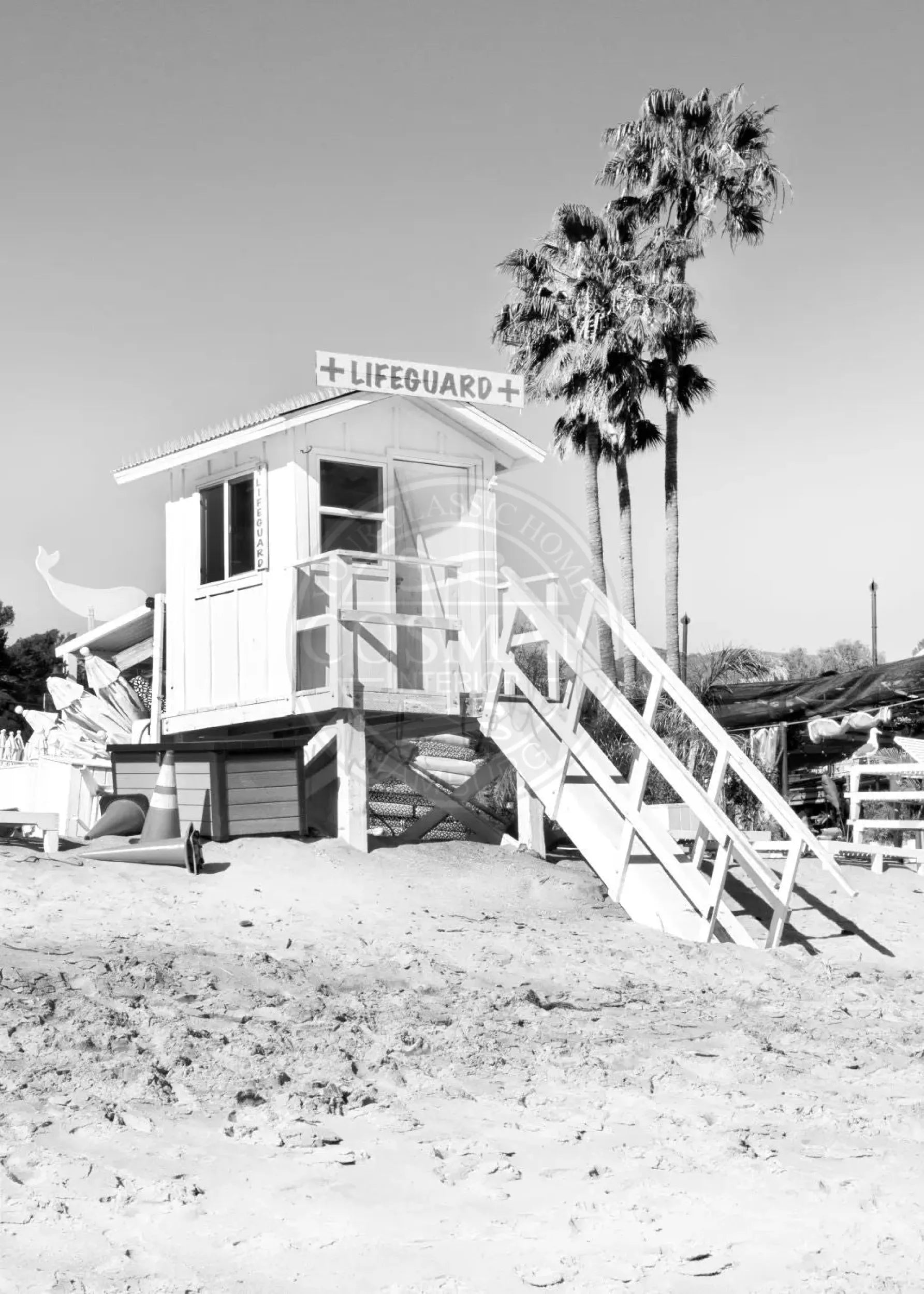 Schwarz-weiß Poster von Malibu Beach Lifeguard in Kalifornien, A4-Größe, von Cosman-Photocollection, mit weißem Rand.