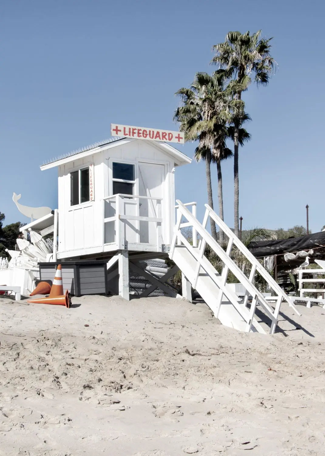 Schwarz-weiß Poster von Cosman-Photocollection mit Kalifornien Malibu Beach Lifeguard Motiv, A4 21x29,7cm, mit weißem Rand