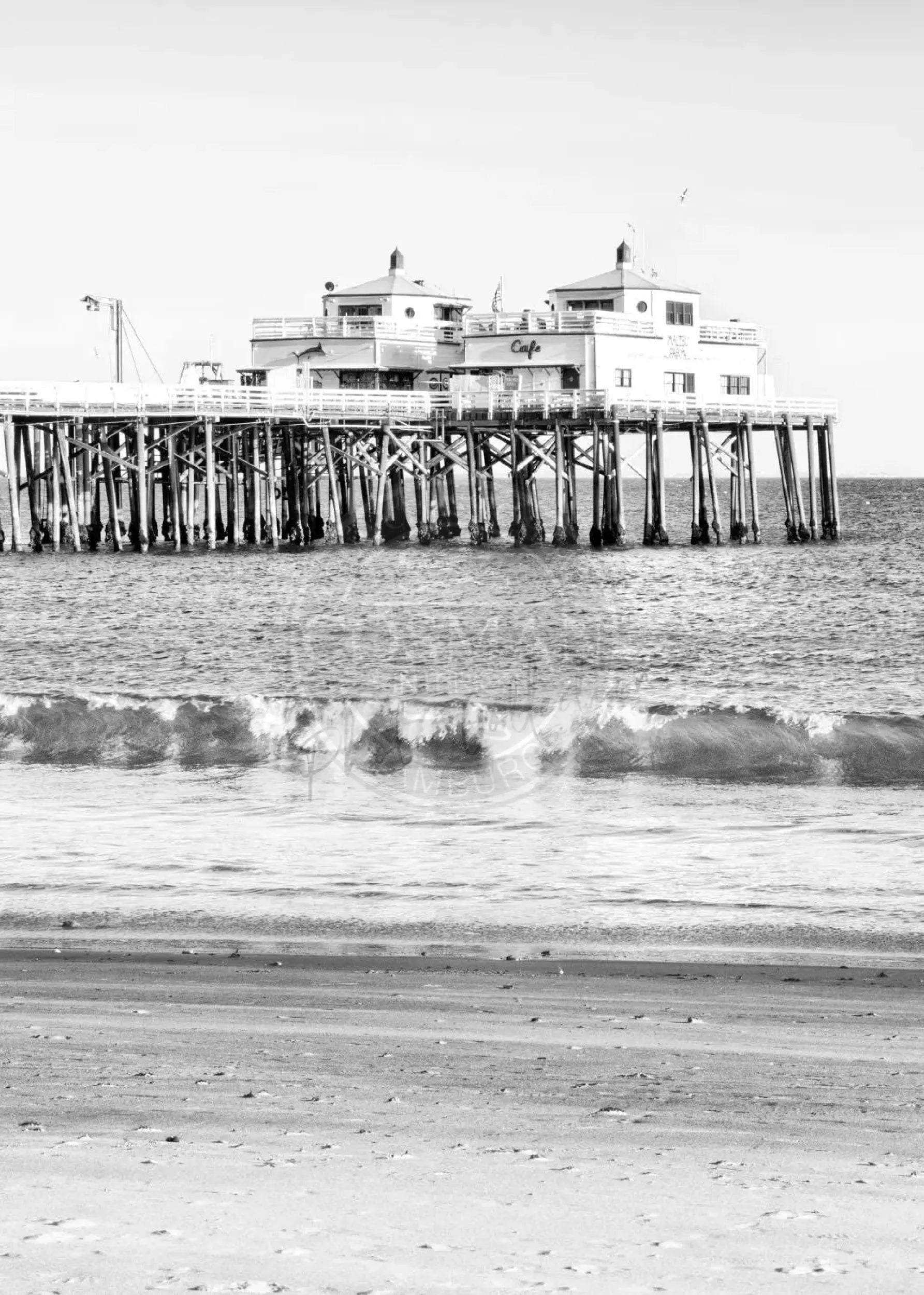 Schwarz-weiß Poster von Malibu Beach Pier in Kalifornien, 21x29,7 cm, von Cosman-Photocollection, mit weißem Rand.