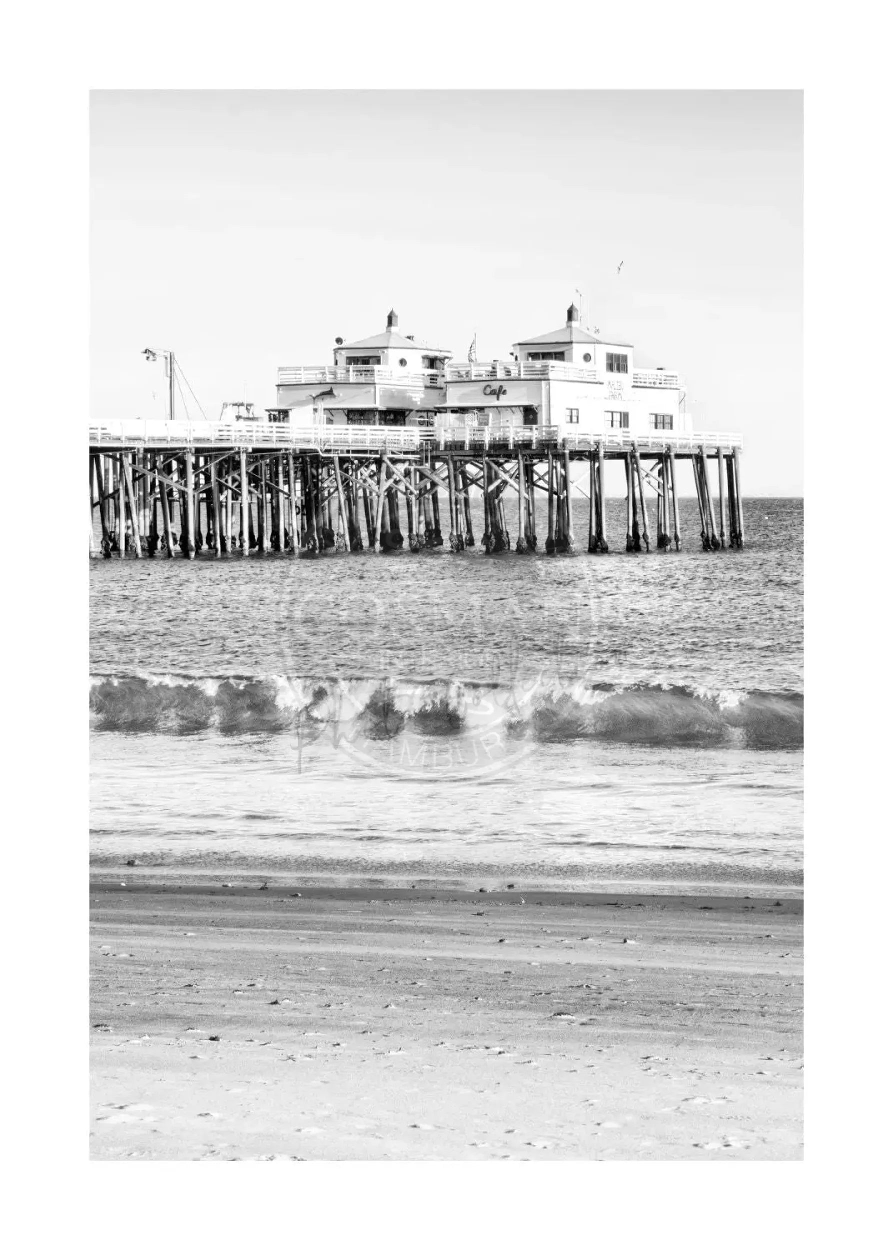 Schwarz-weiß Poster von Malibu Beach Pier in Kalifornien, 21x29,7 cm, von Cosman-Photocollection mit weißem Rand.