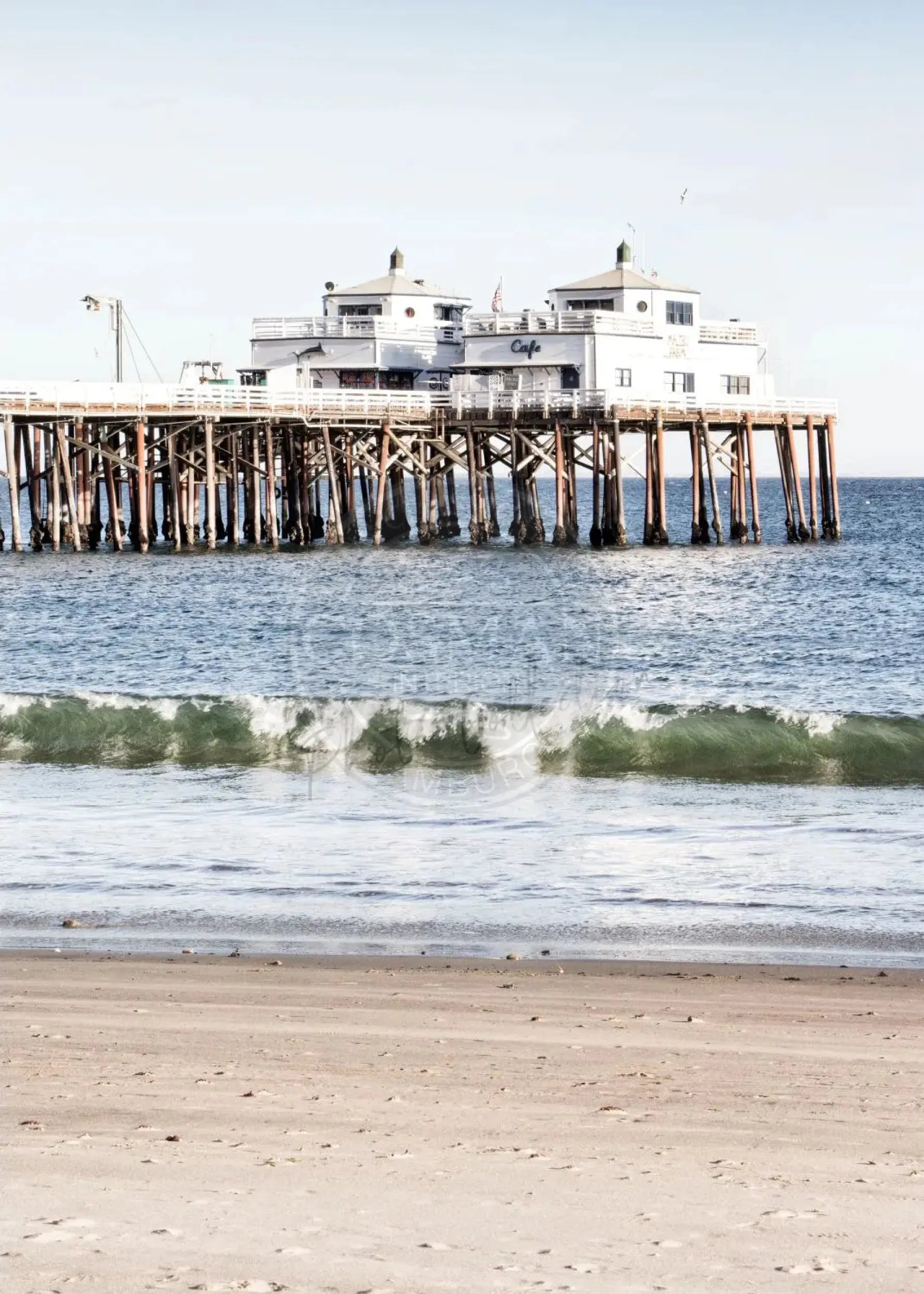Schwarz-weiß Poster von Malibu Beach Pier in Kalifornien, A4-Größe, von Cosman-Photocollection, mit weißem Rand.