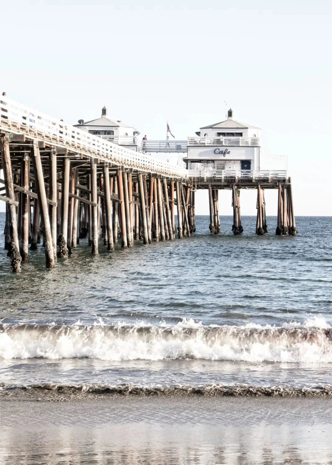 Schwarz-Weiß-Poster von Malibu Beach Pier in Kalifornien, 21x29,7cm, von Cosman-Photocollection, mit weißem Rand.