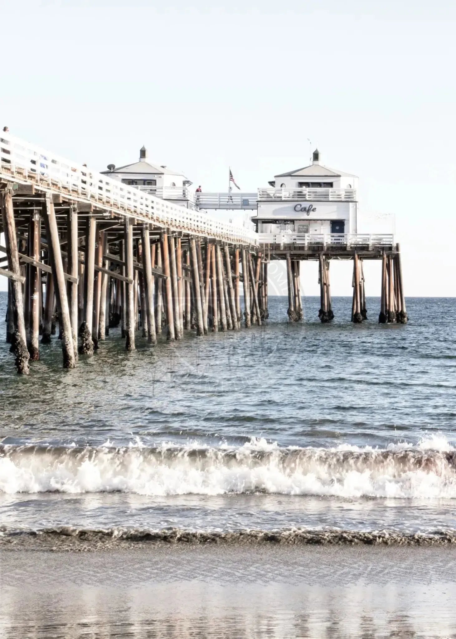 Schwarz-Weiß-Poster von Malibu Beach Pier in Kalifornien, 21x29,7cm, von Cosman-Photocollection, mit weißem Rand.