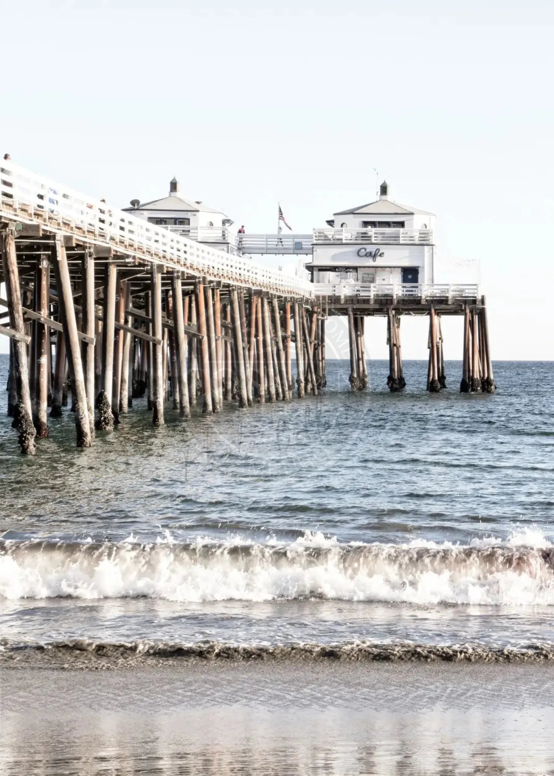Schwarz-Weiß-Poster von Malibu Beach Pier in Kalifornien, 21x29,7cm, von Cosman-Photocollection, mit weißem Rand.