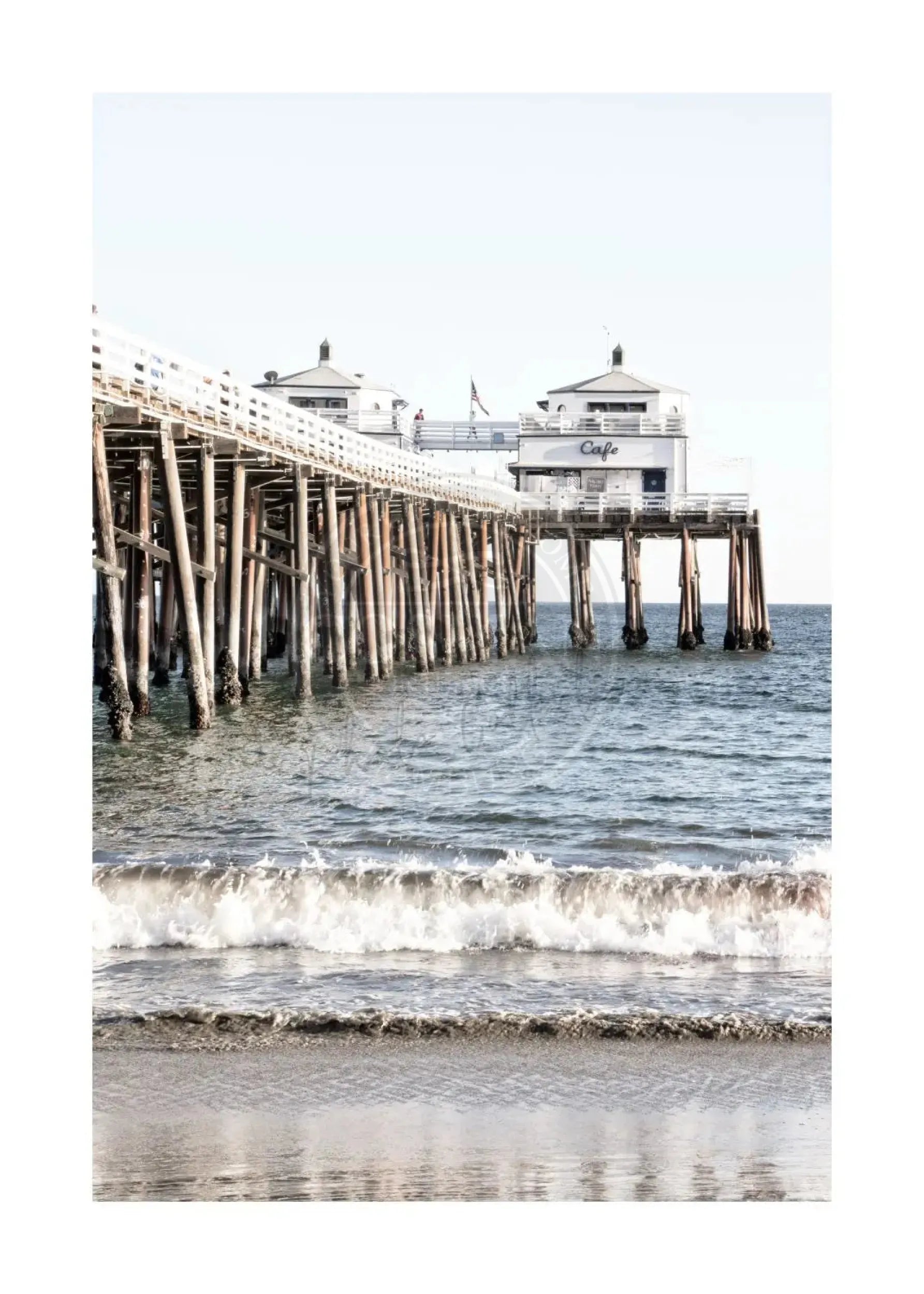 Schwarz-weiß Poster von Malibu Beach Pier in Kalifornien, 21x29,7 cm, von Cosman-Photocollection mit weißem Rand.