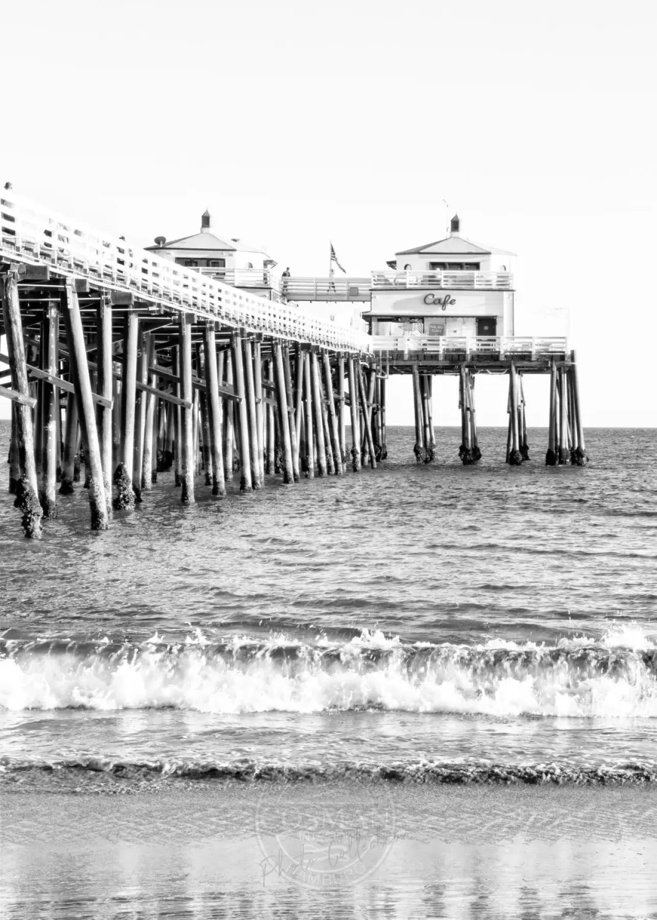 Schwarz-weiß Poster von Malibu Beach Pier in Kalifornien, 21x29,7 cm, von Cosman-Photocollection, mit weißem Rand