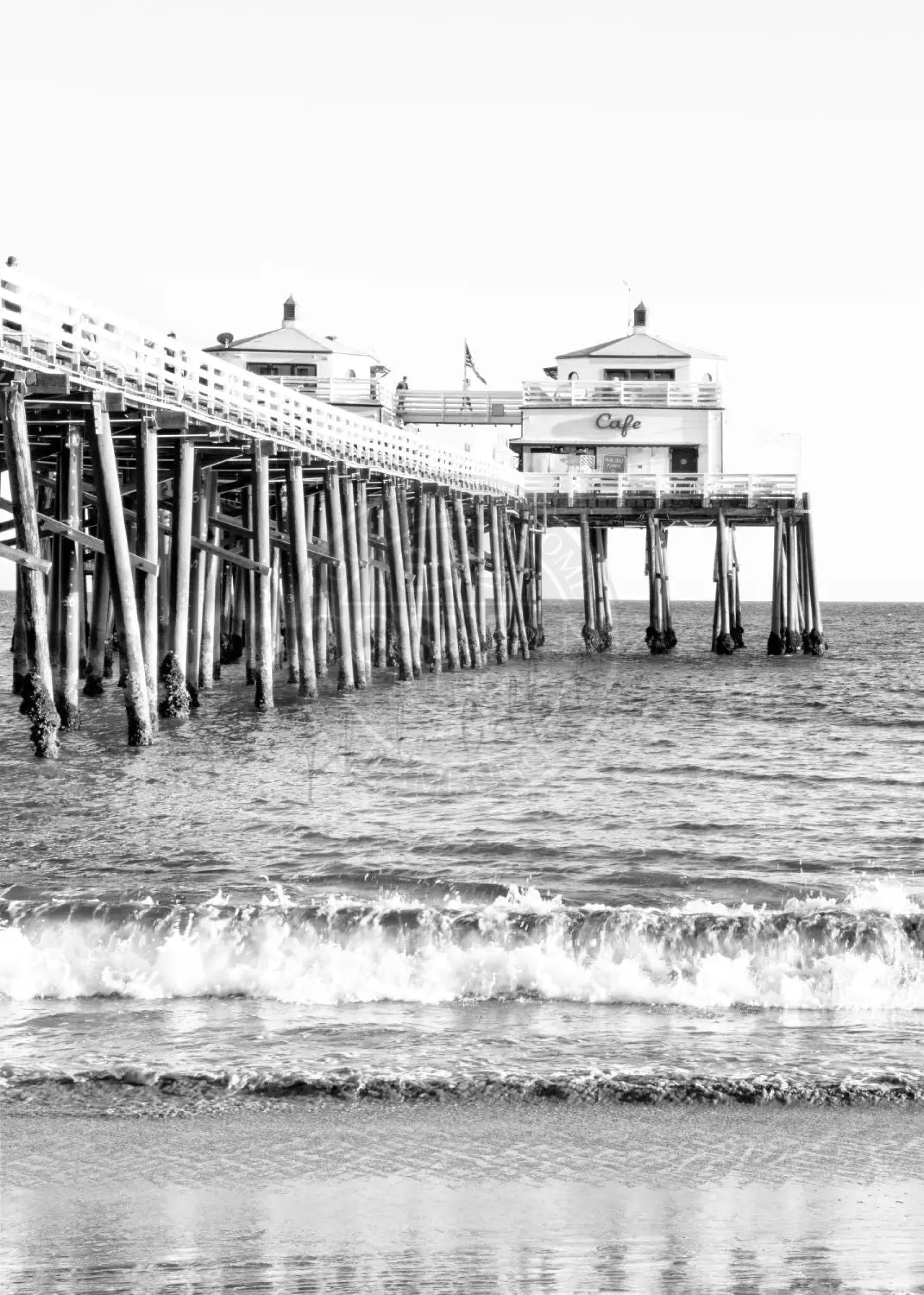 Schwarz-weiß Poster von Malibu Beach Pier in Kalifornien, 21x29,7 cm, von Cosman-Photocollection, mit weißem Rand