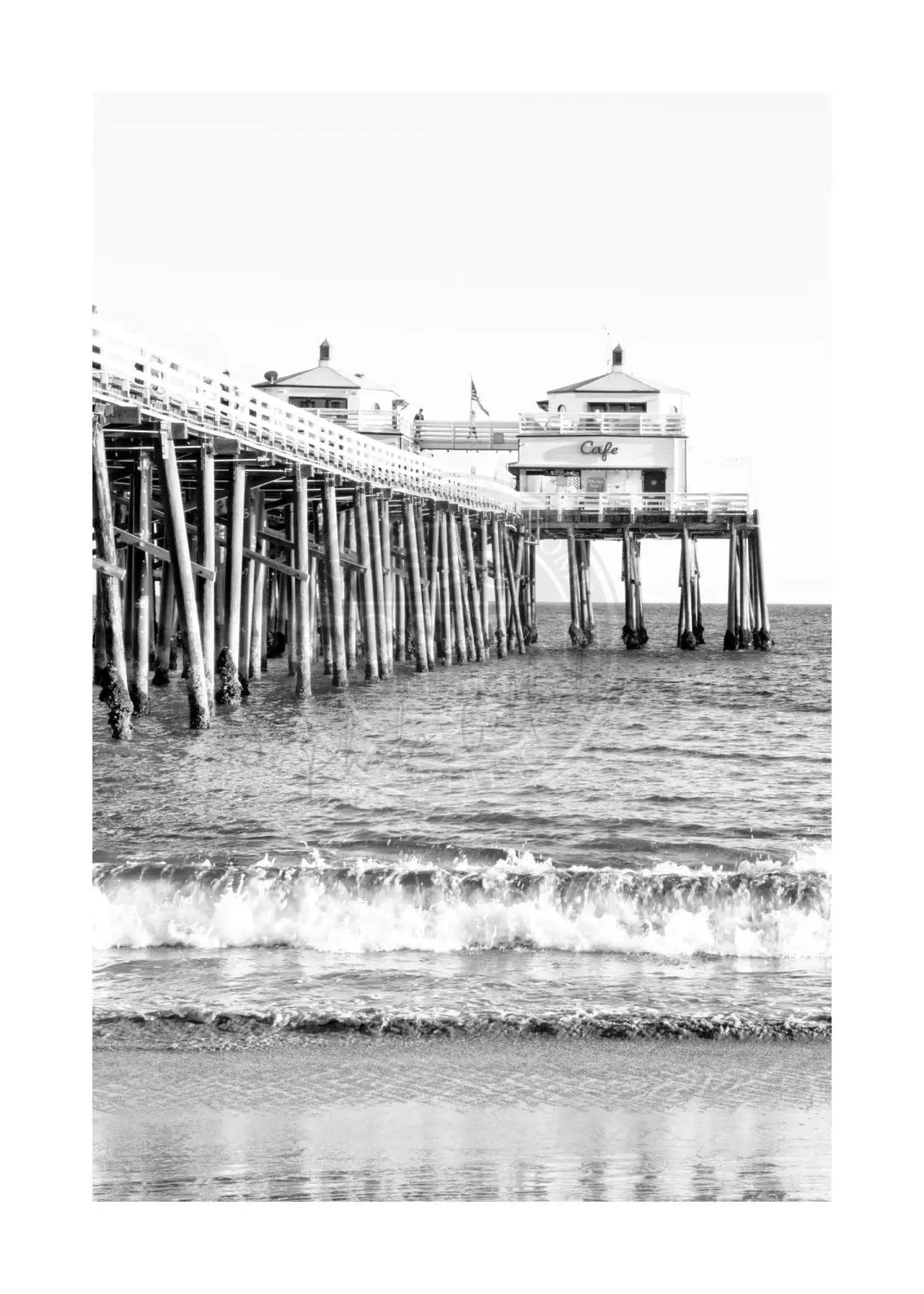 Schwarz-weißer Poster Druck von Malibu Beach Pier in Kalifornien, 21x29,7 cm, von Cosman-Photocollection.