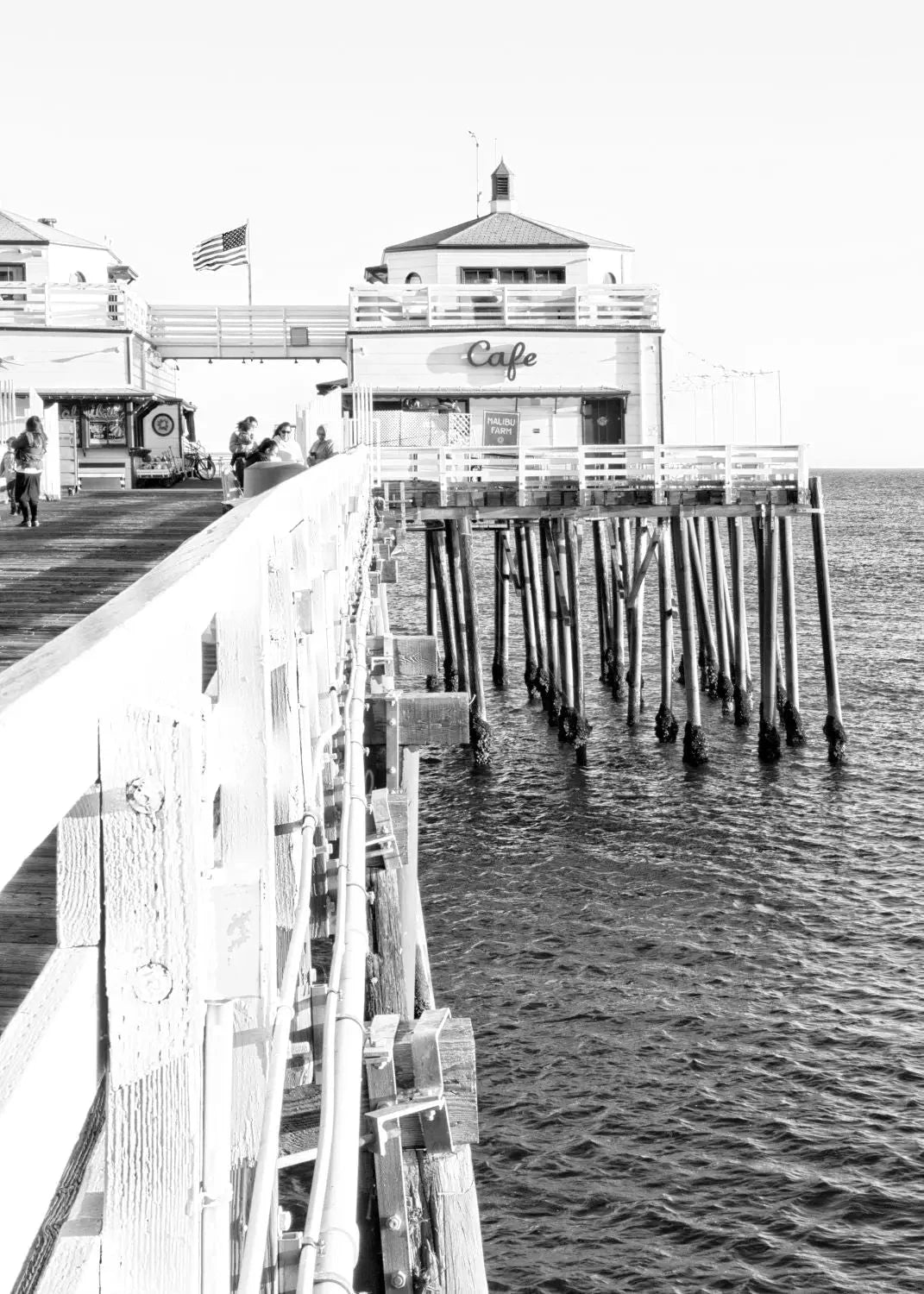 Schwarz-weiß Poster von Malibu Beach Pier in Kalifornien, A4-Größe, von Cosman-Photocollection, mit weißem Rand.