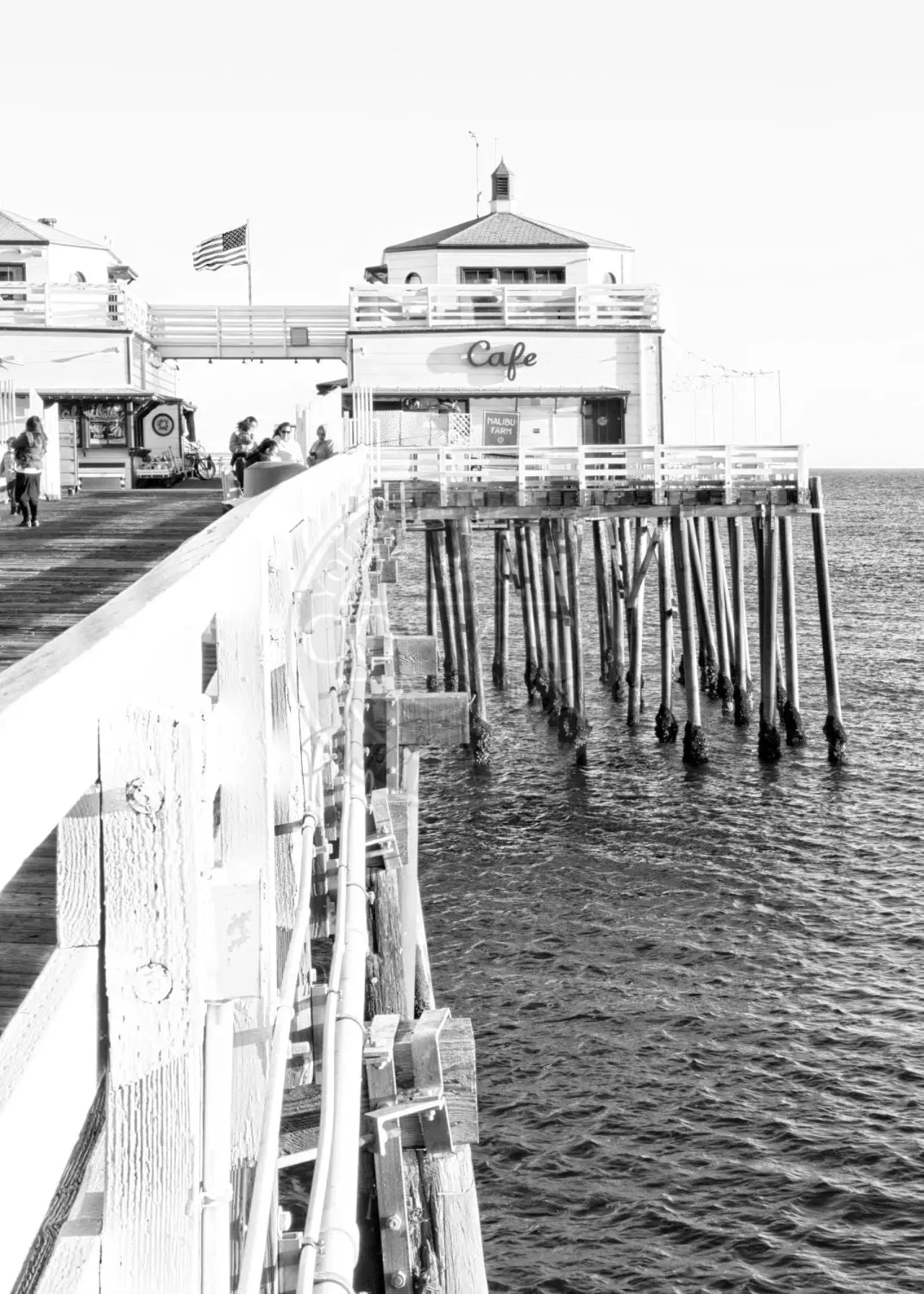 Schwarz-weiß Poster von Malibu Beach Pier in Kalifornien, A4-Größe, von Cosman-Photocollection, mit weißem Rand.