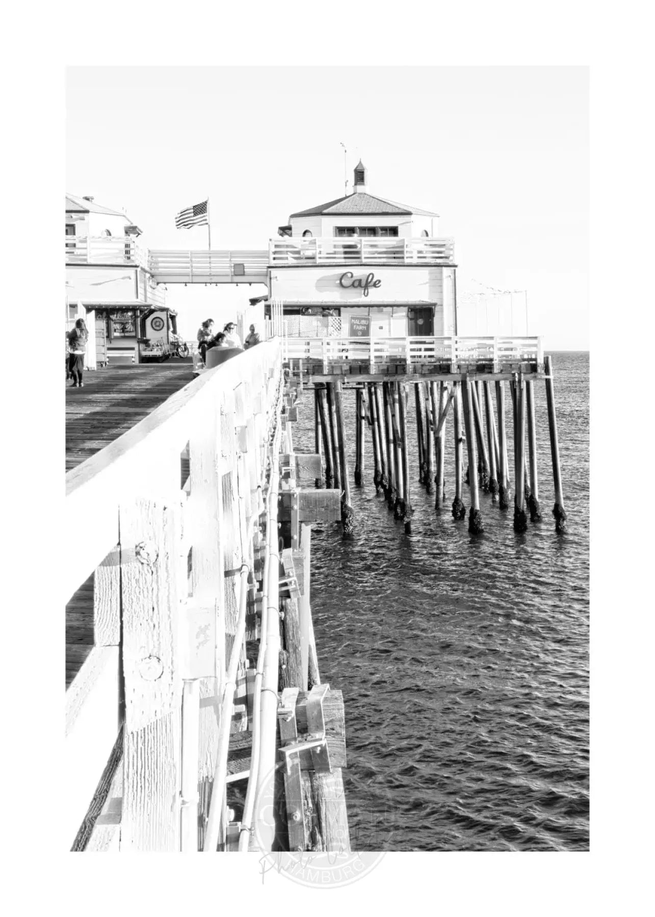 Schwarz-weiß Poster von Malibu Beach Pier in Kalifornien, 21x29,7cm, von Cosman-Photocollection.